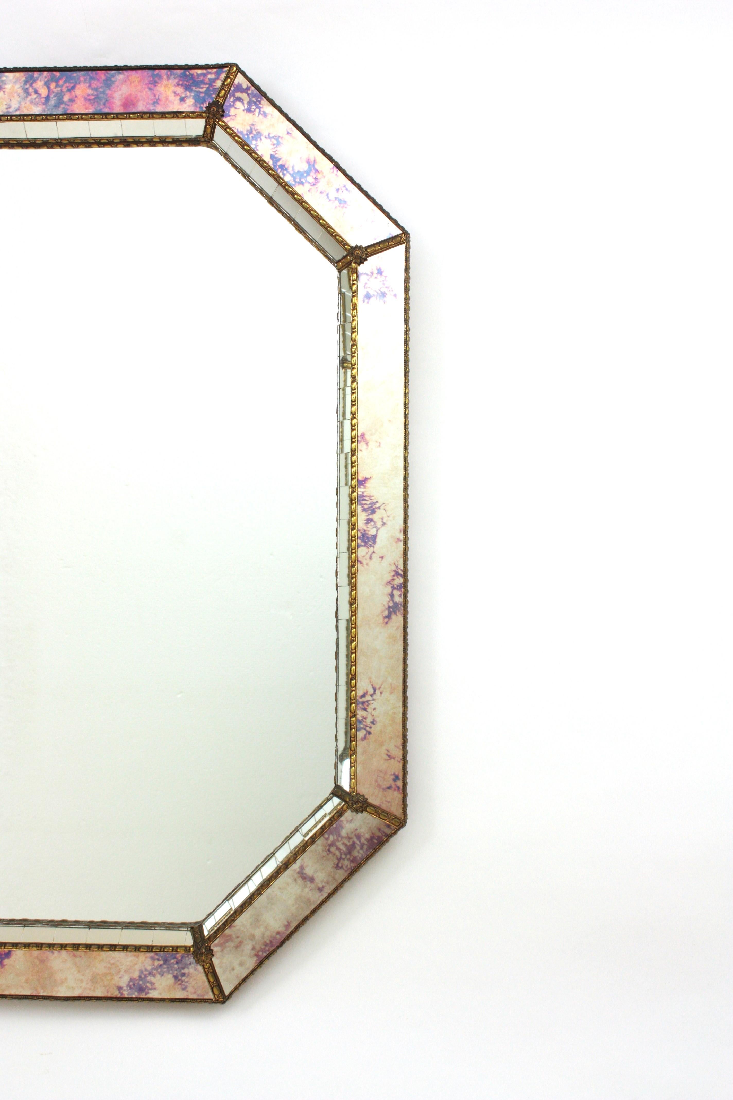 Miroir moderne vénitien octogonal avec verre rose violet et détails en laiton 2