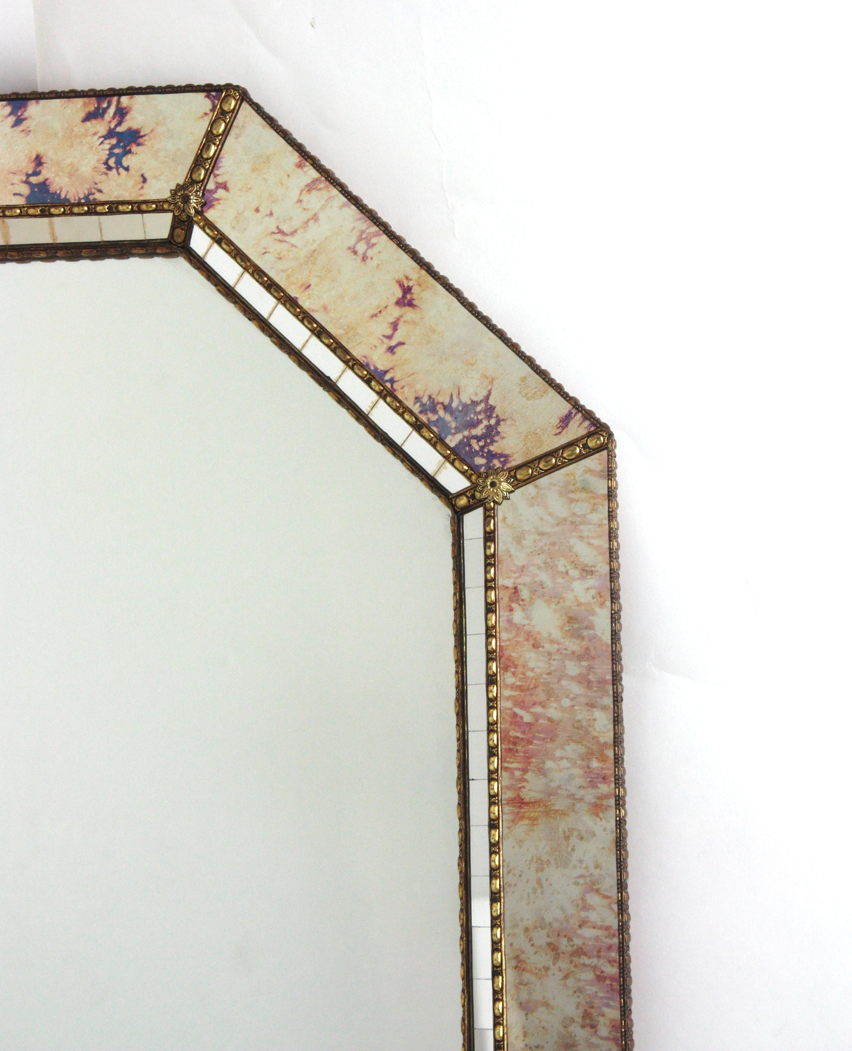 Miroir moderne vénitien octogonal avec verre rose violet et détails en laiton en vente 2