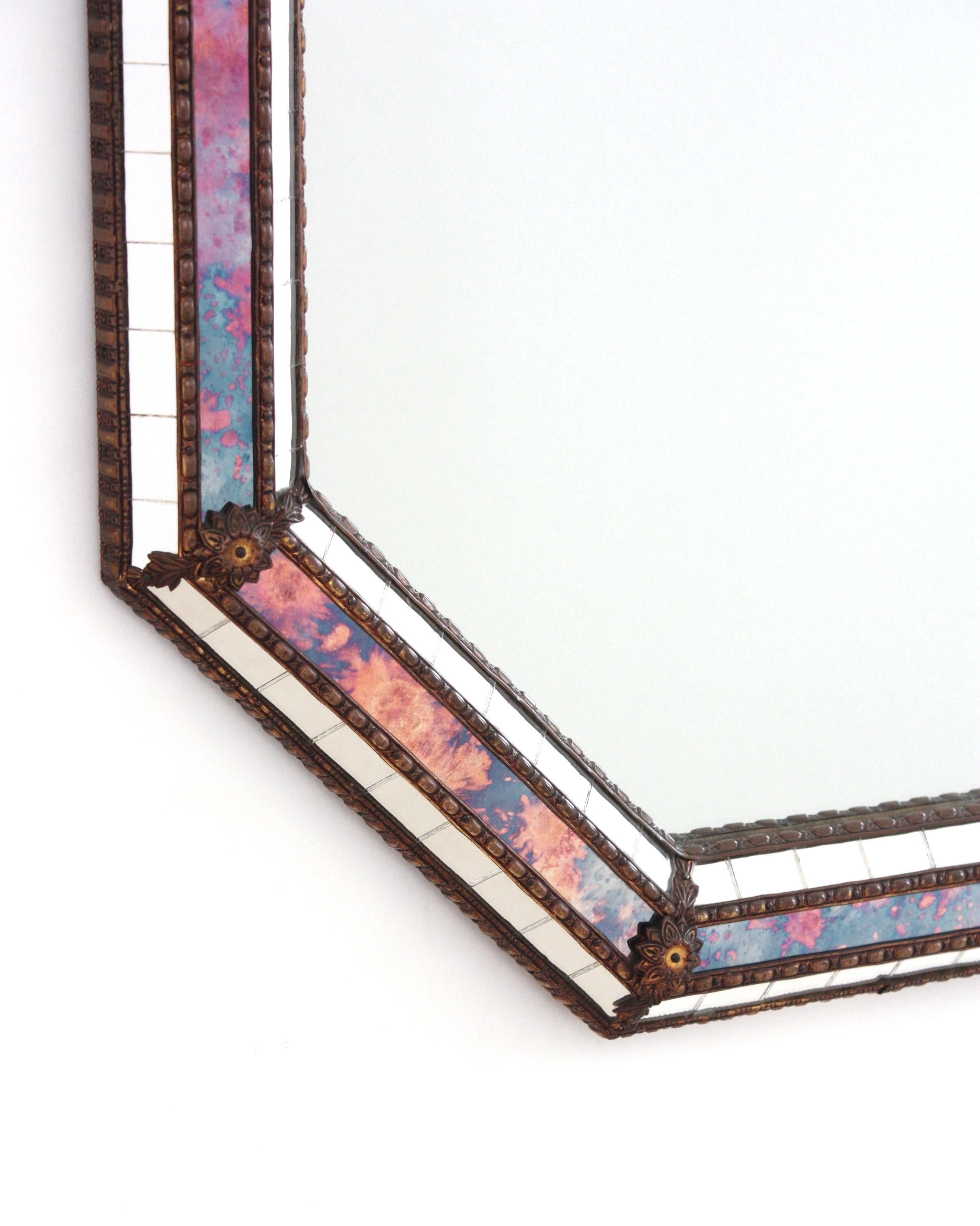 Miroir moderne vénitien octogonal avec verre rose violet et détails en laiton en vente 3