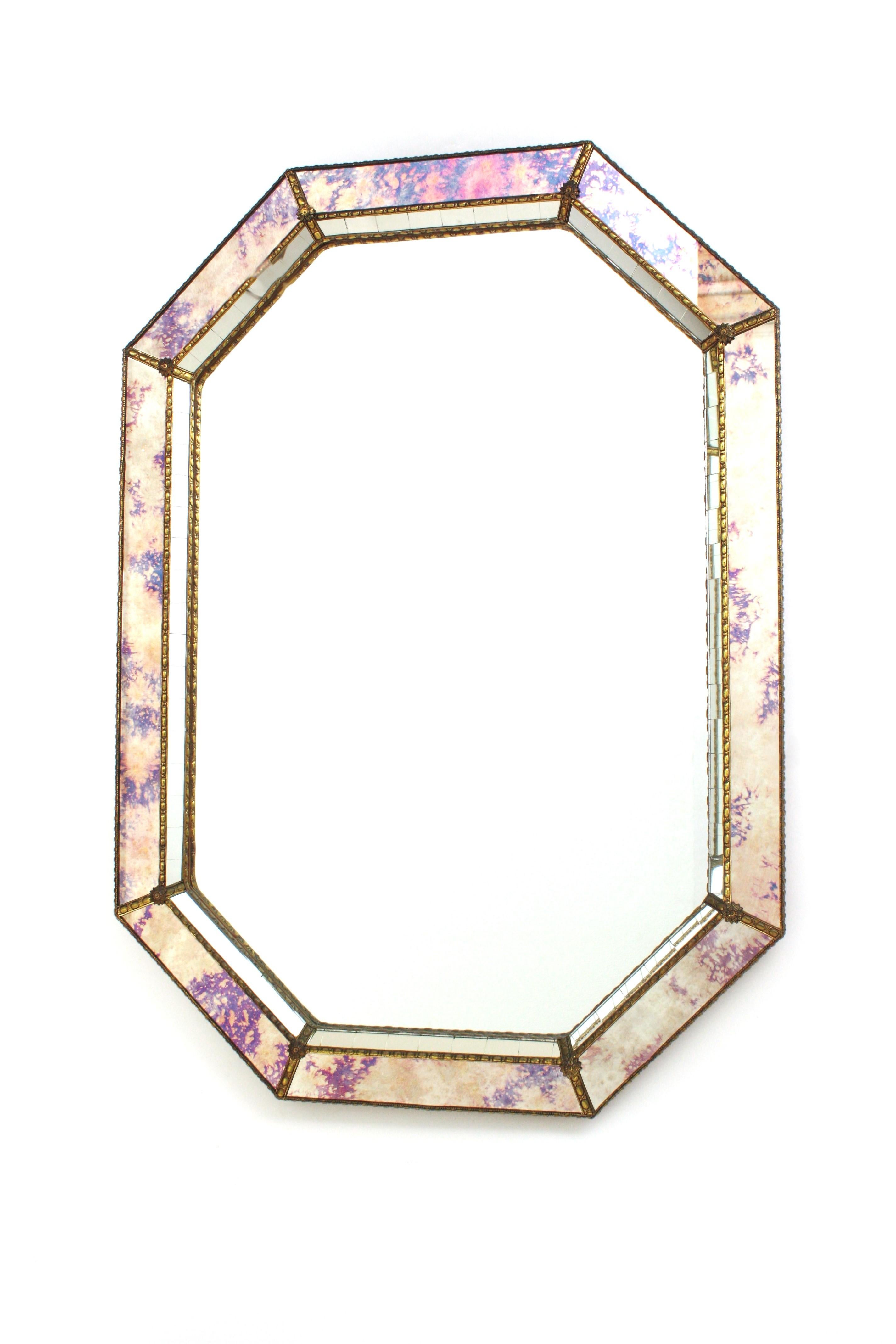 Miroir moderne vénitien octogonal avec verre rose violet et détails en laiton 3