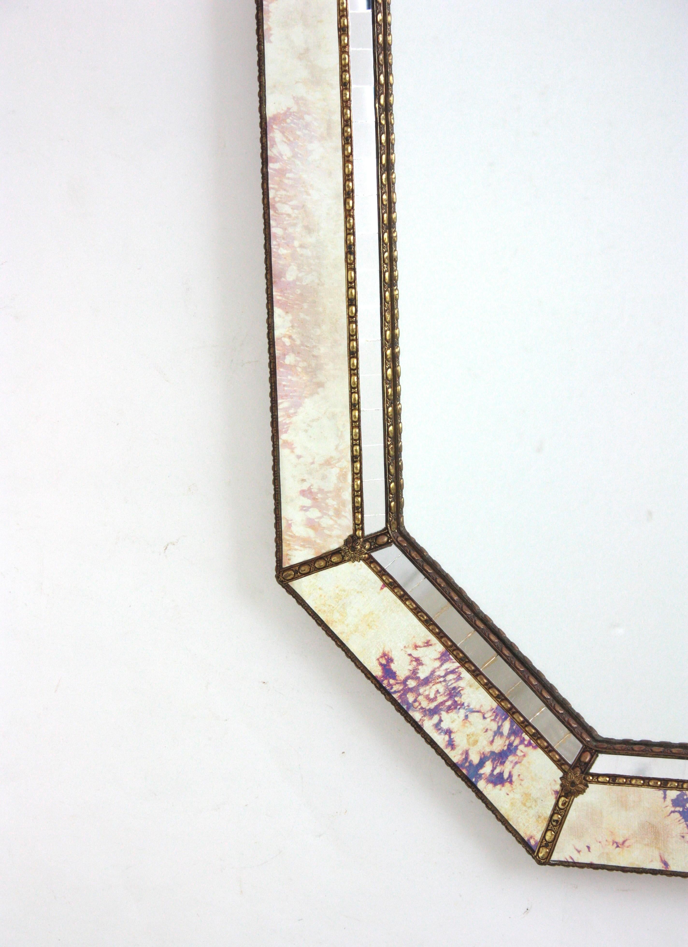 Miroir moderne vénitien octogonal avec verre rose violet et détails en laiton en vente 3
