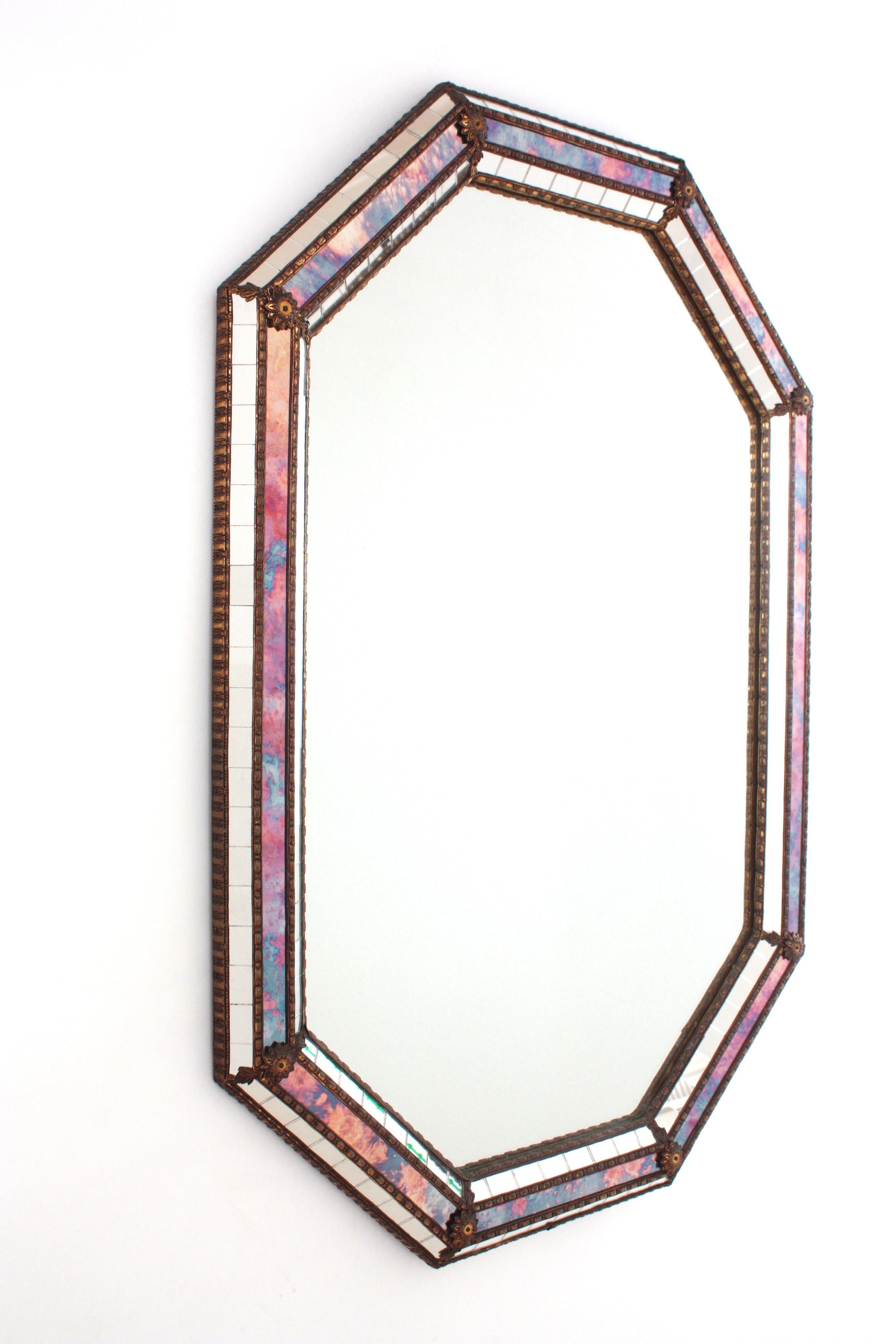 Miroir moderne vénitien octogonal avec verre rose violet et détails en laiton en vente 4