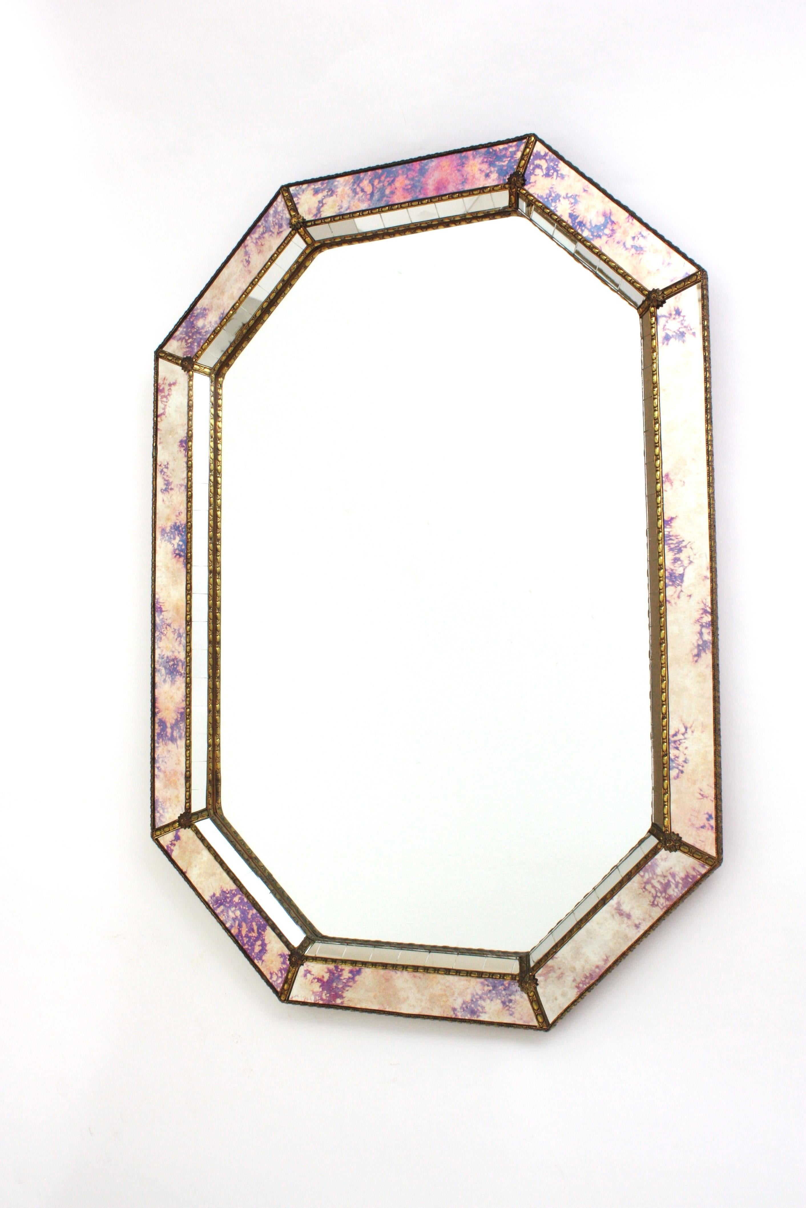 Miroir moderne vénitien octogonal avec verre rose violet et détails en laiton 4