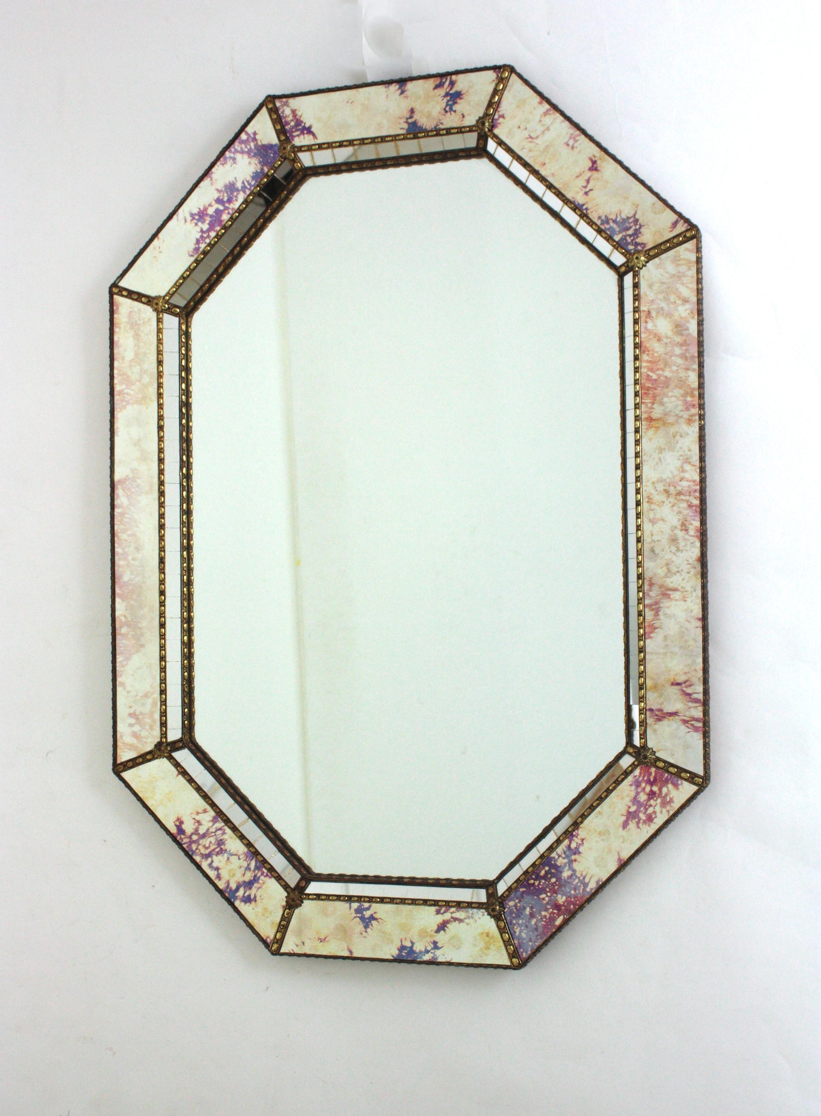 Miroir moderne vénitien octogonal avec verre rose violet et détails en laiton en vente 4
