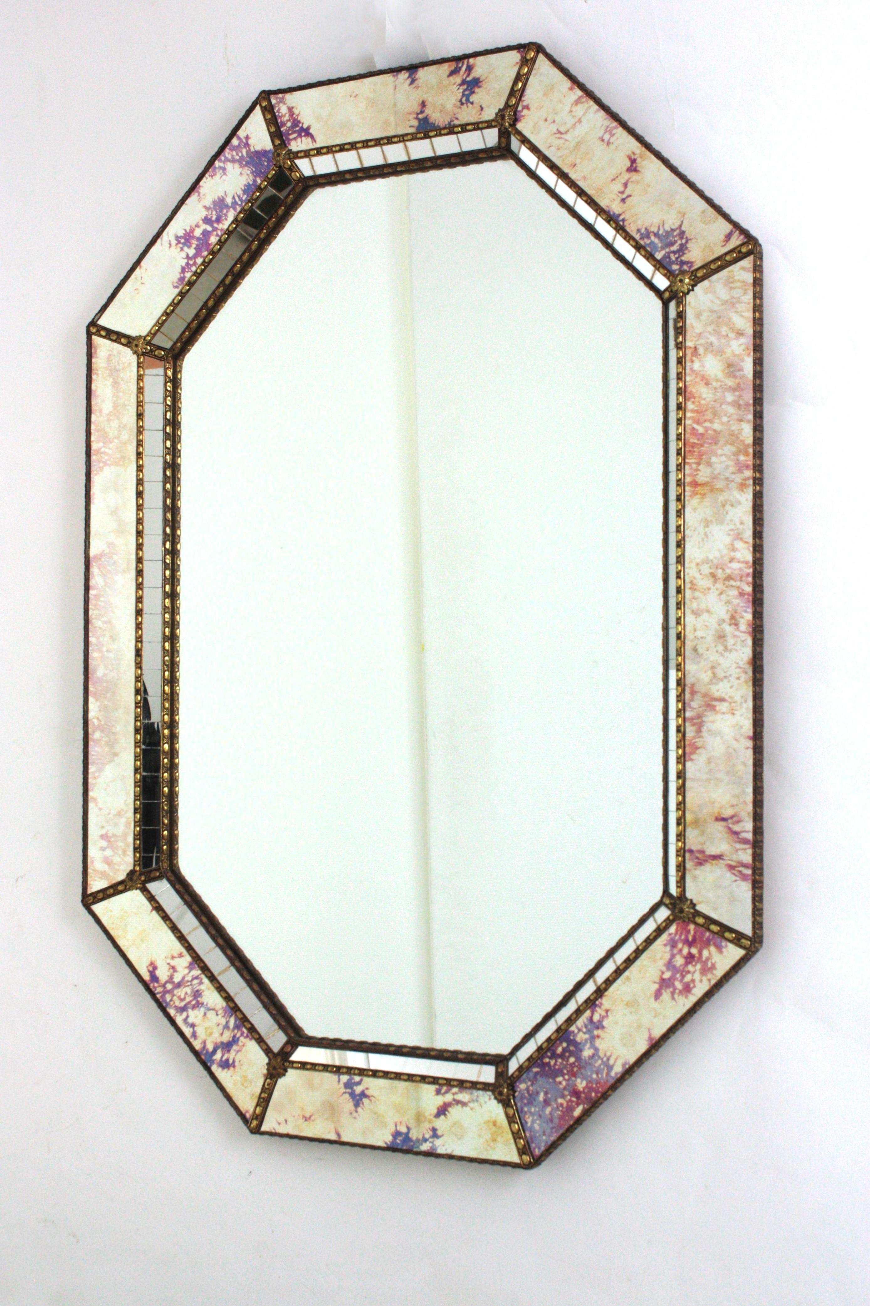 Miroir moderne vénitien octogonal avec verre rose violet et détails en laiton en vente 5