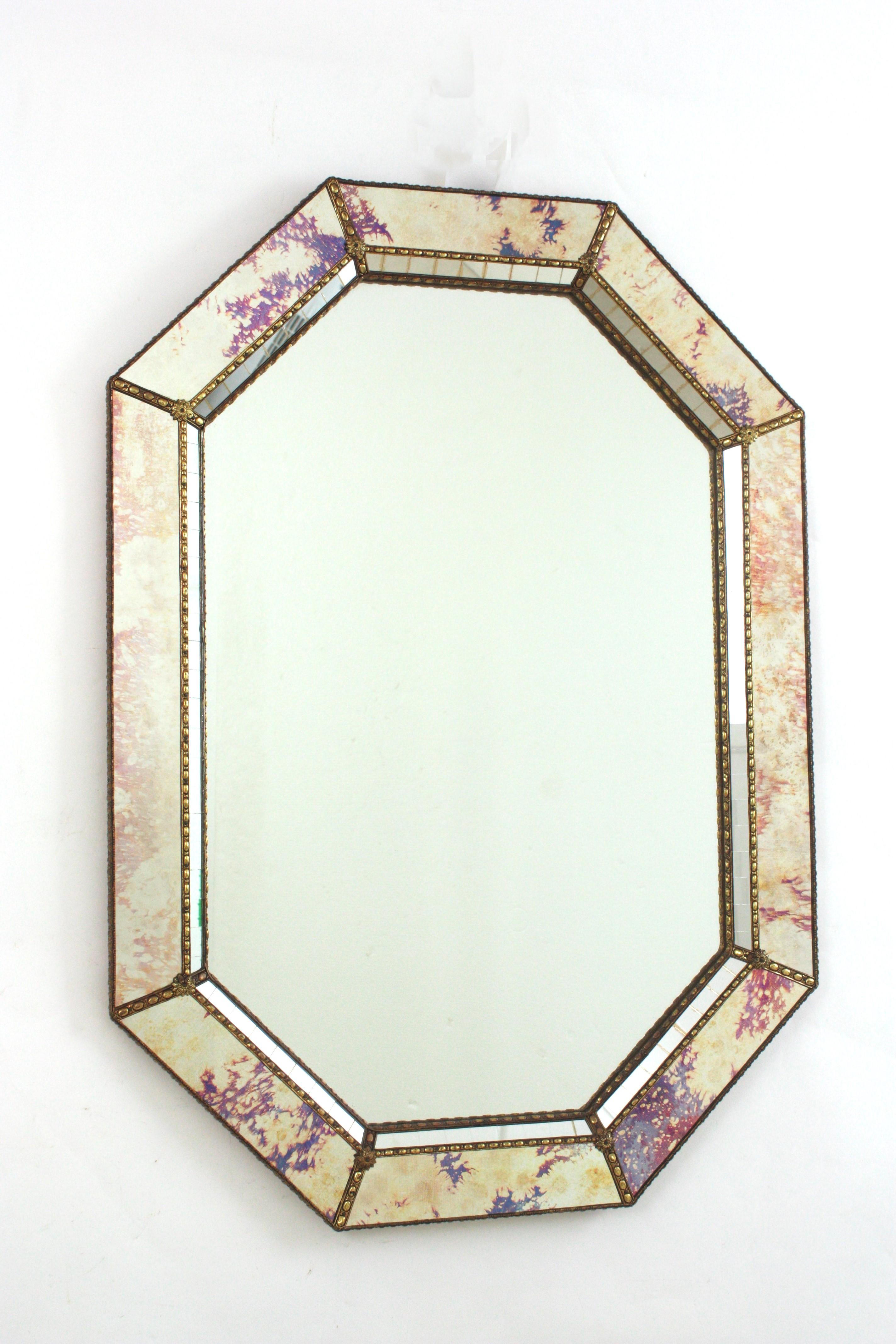 Superbe miroir octogonal de style vénitien Hollywood Regency avec des panneaux en verre irisé et miroir. Espagne, années 1960
Ce miroir mural glamour présente un cadre à double couche en laiton. Forme et cadre octogonaux avec deux couches de miroirs