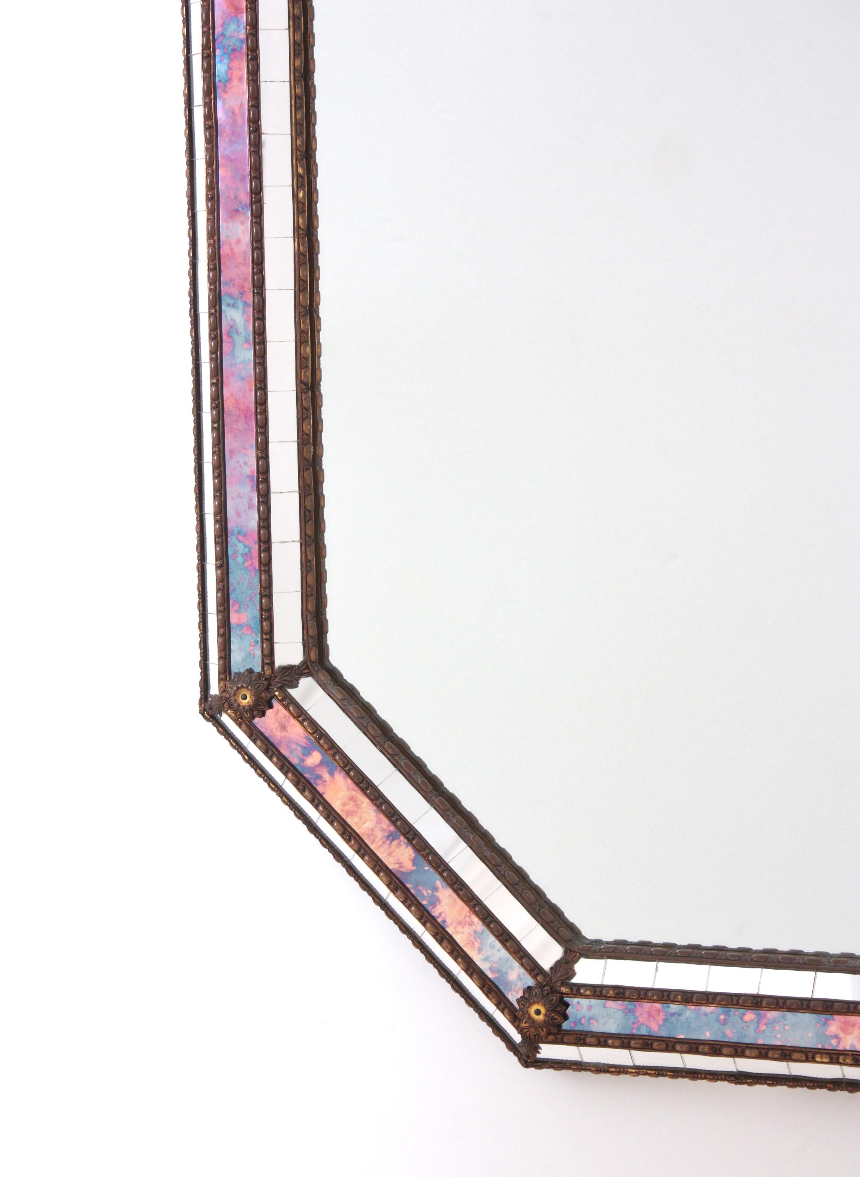 Mid-Century Modern Miroir moderne vénitien octogonal avec verre rose violet et détails en laiton en vente