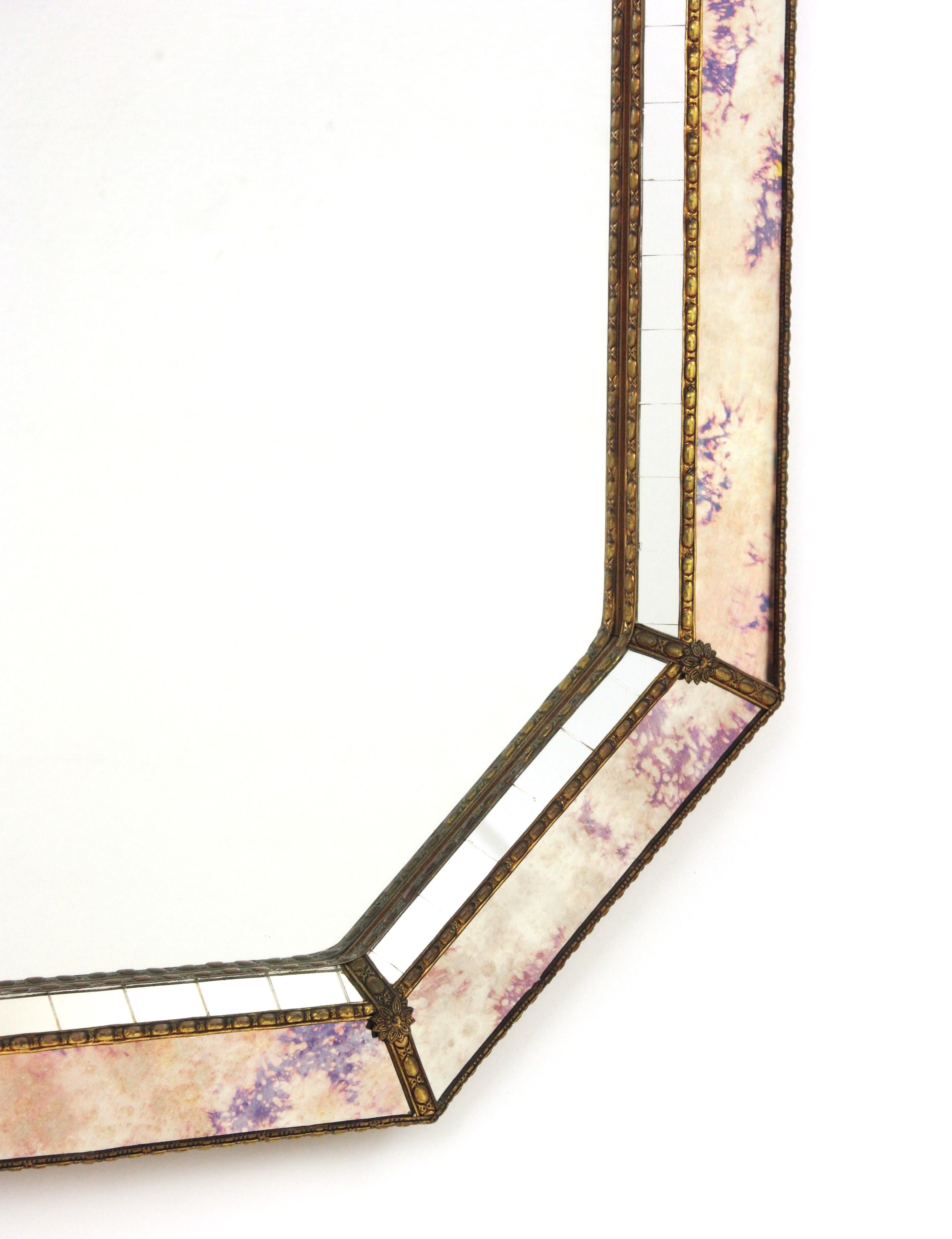 Hollywood Regency Miroir moderne vénitien octogonal avec verre rose violet et détails en laiton
