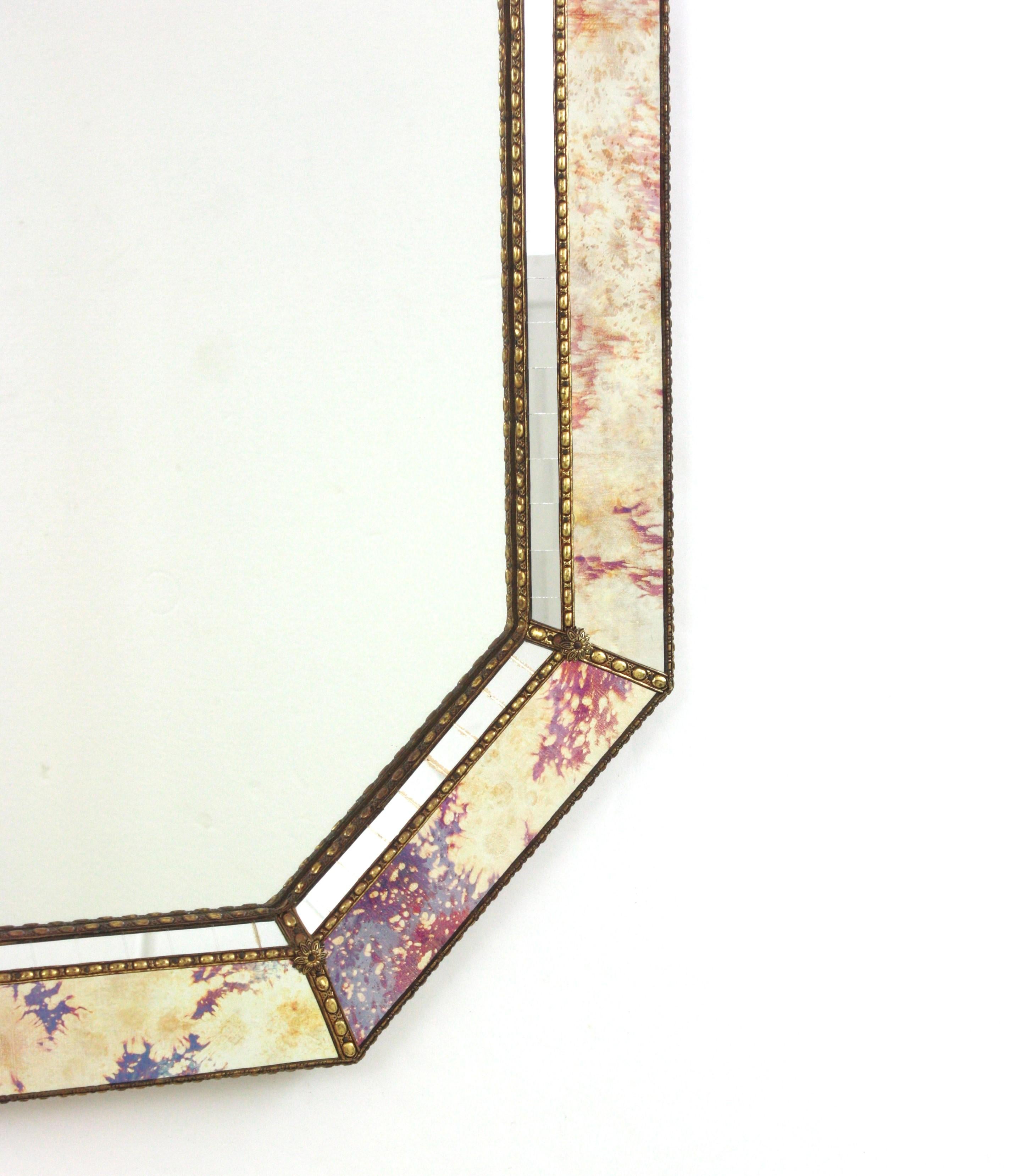 Hollywood Regency Miroir moderne vénitien octogonal avec verre rose violet et détails en laiton en vente
