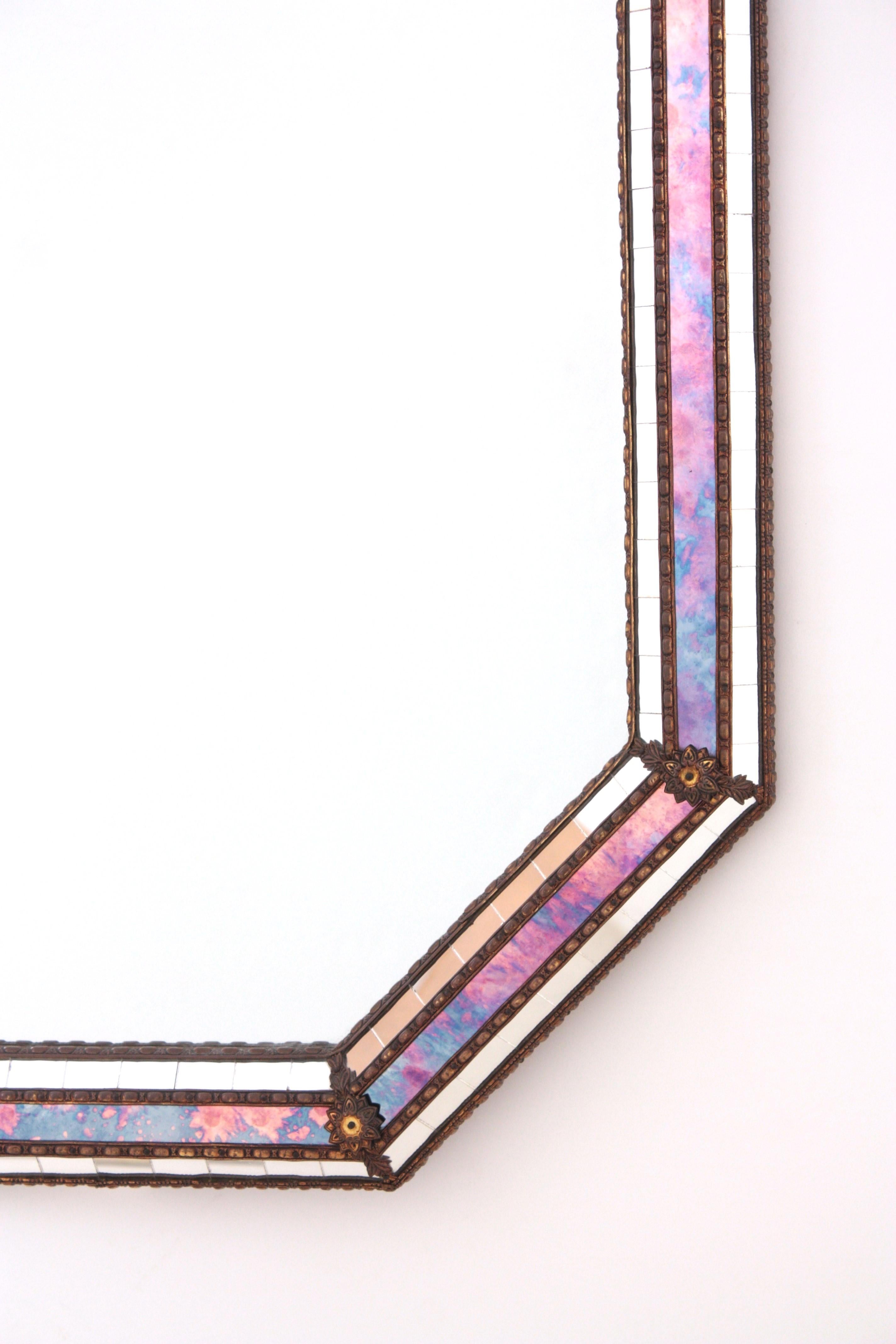 Espagnol Miroir moderne vénitien octogonal avec verre rose violet et détails en laiton en vente
