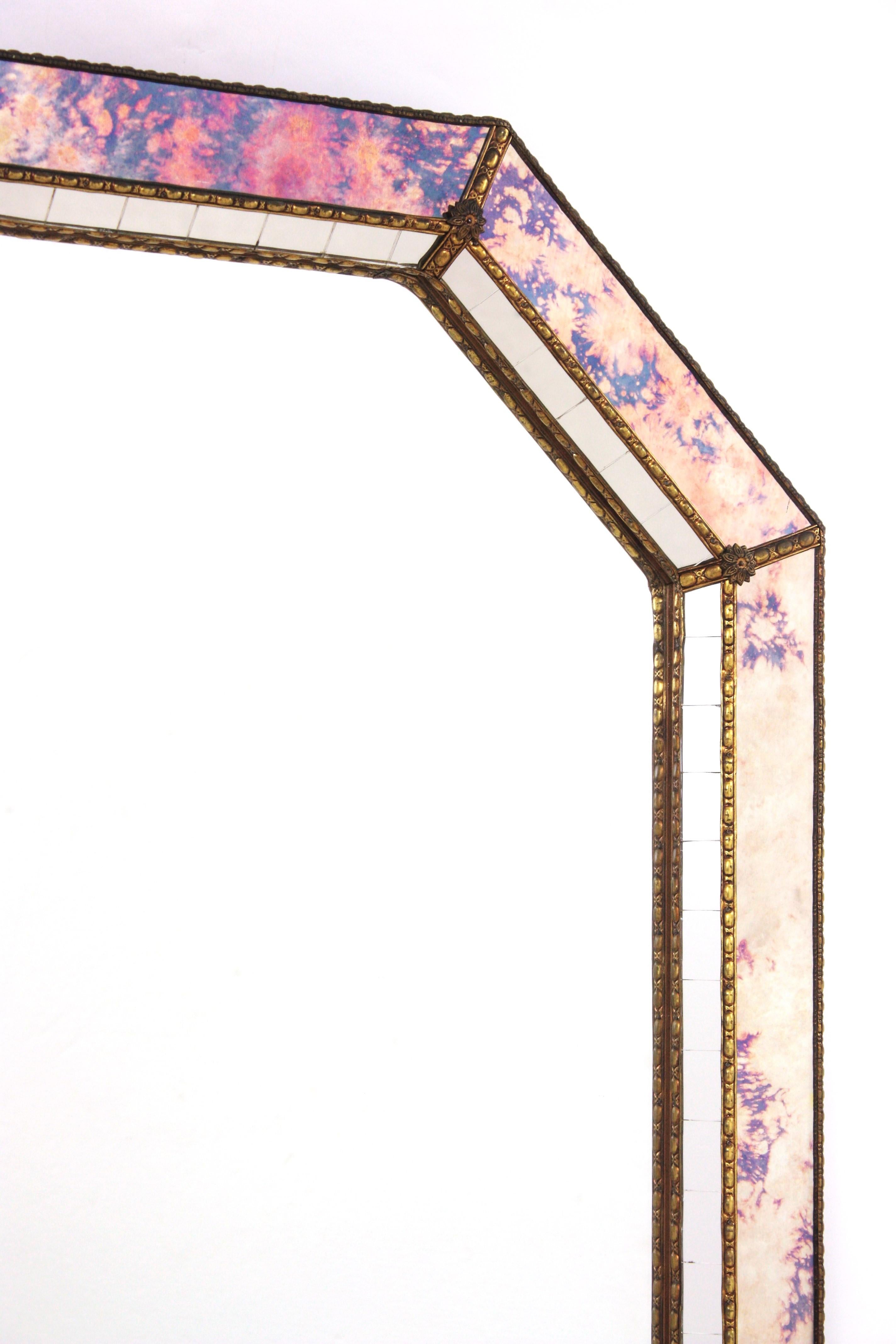 Espagnol Miroir moderne vénitien octogonal avec verre rose violet et détails en laiton