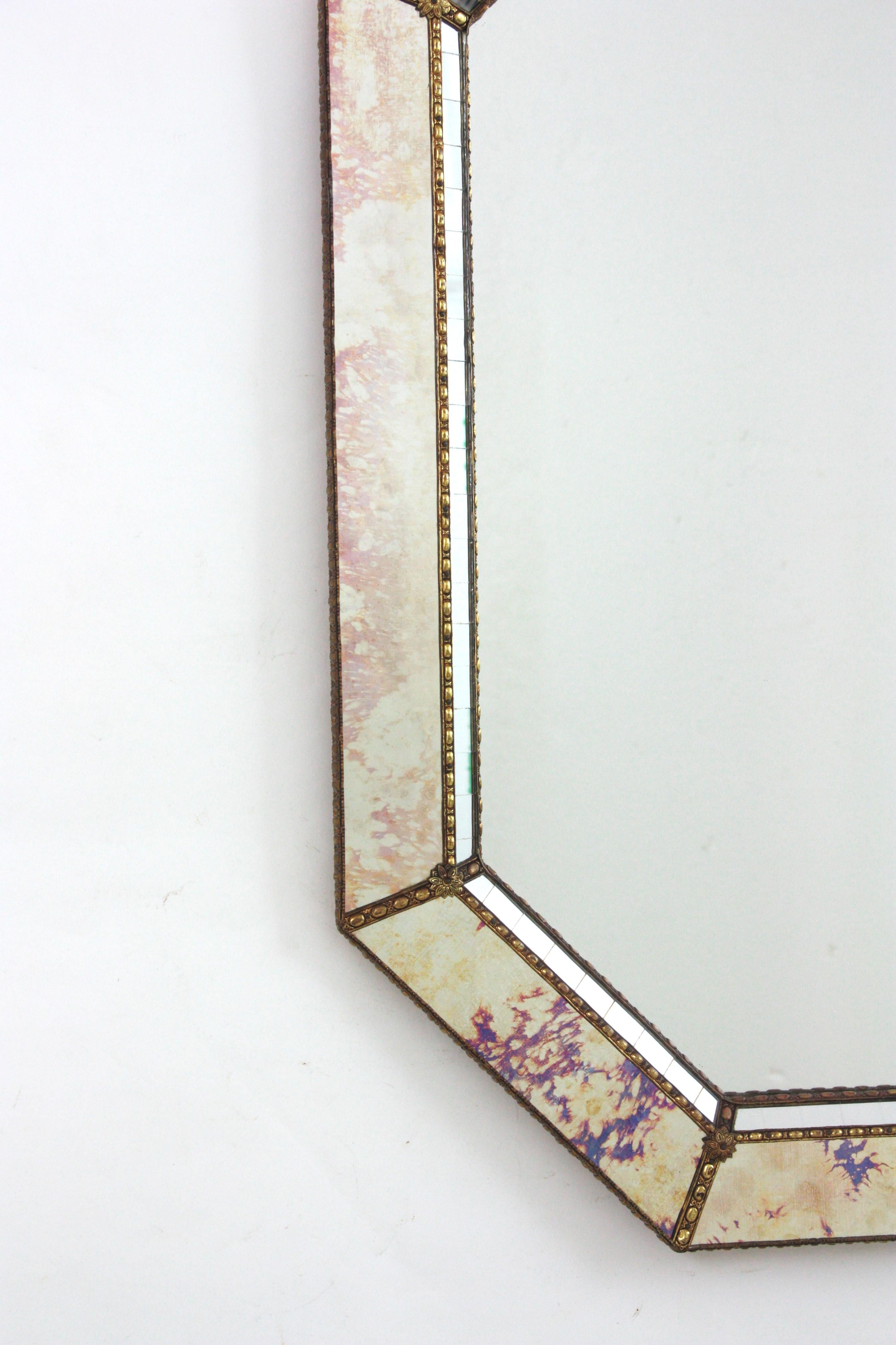 Espagnol Miroir moderne vénitien octogonal avec verre rose violet et détails en laiton en vente