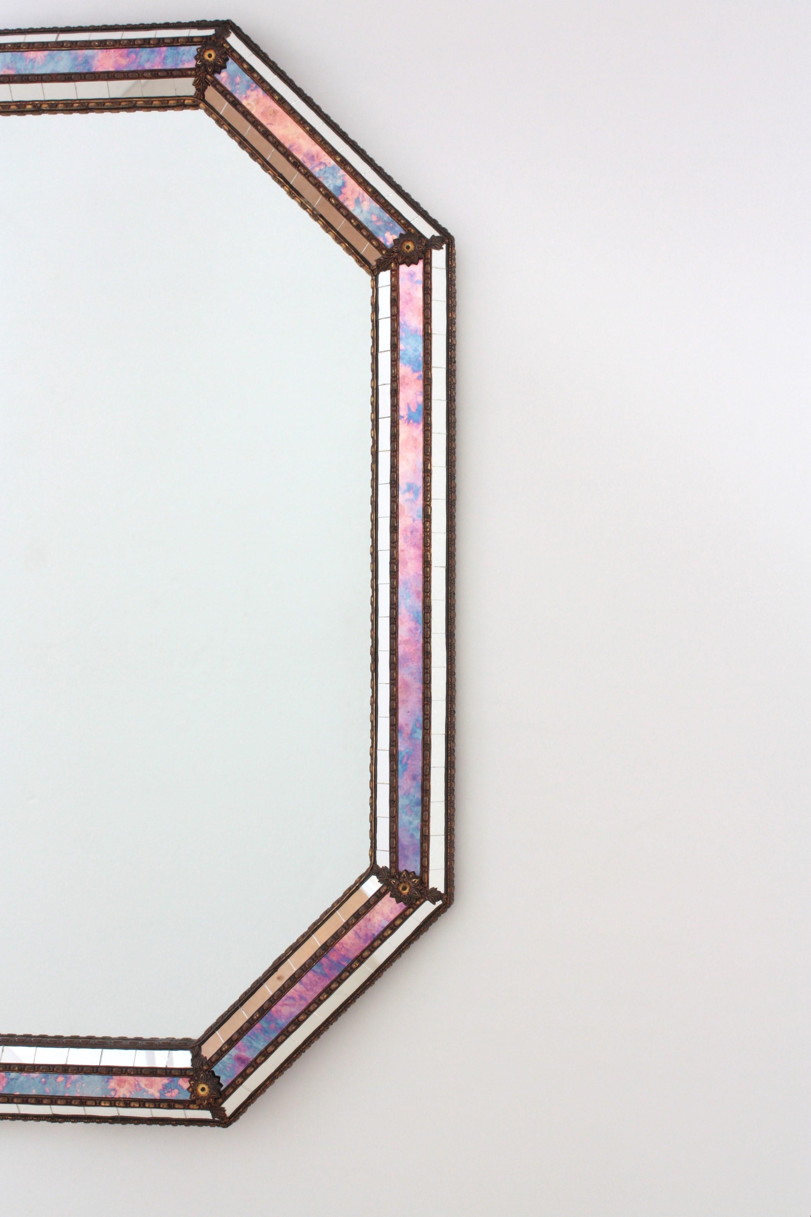 Fait main Miroir moderne vénitien octogonal avec verre rose violet et détails en laiton en vente