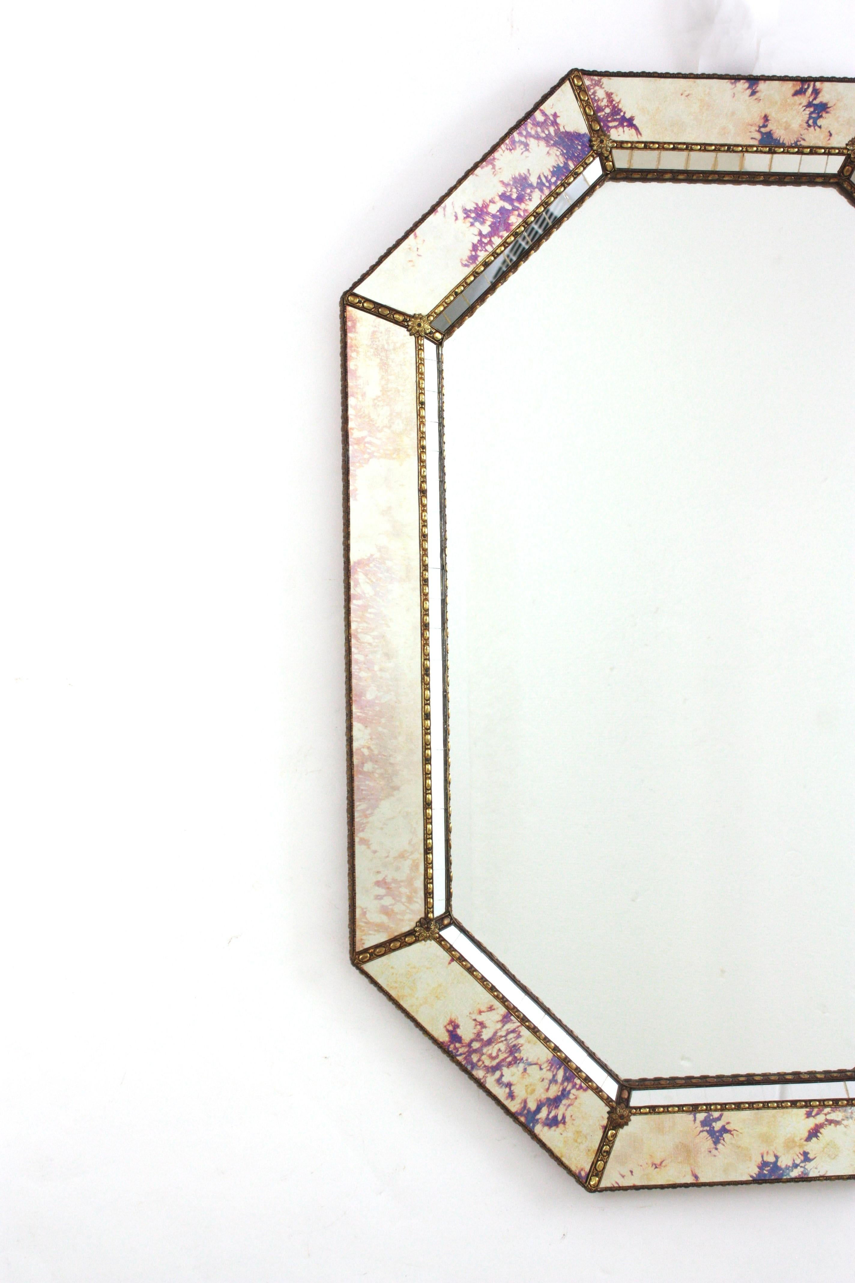 Fait main Miroir moderne vénitien octogonal avec verre rose violet et détails en laiton en vente