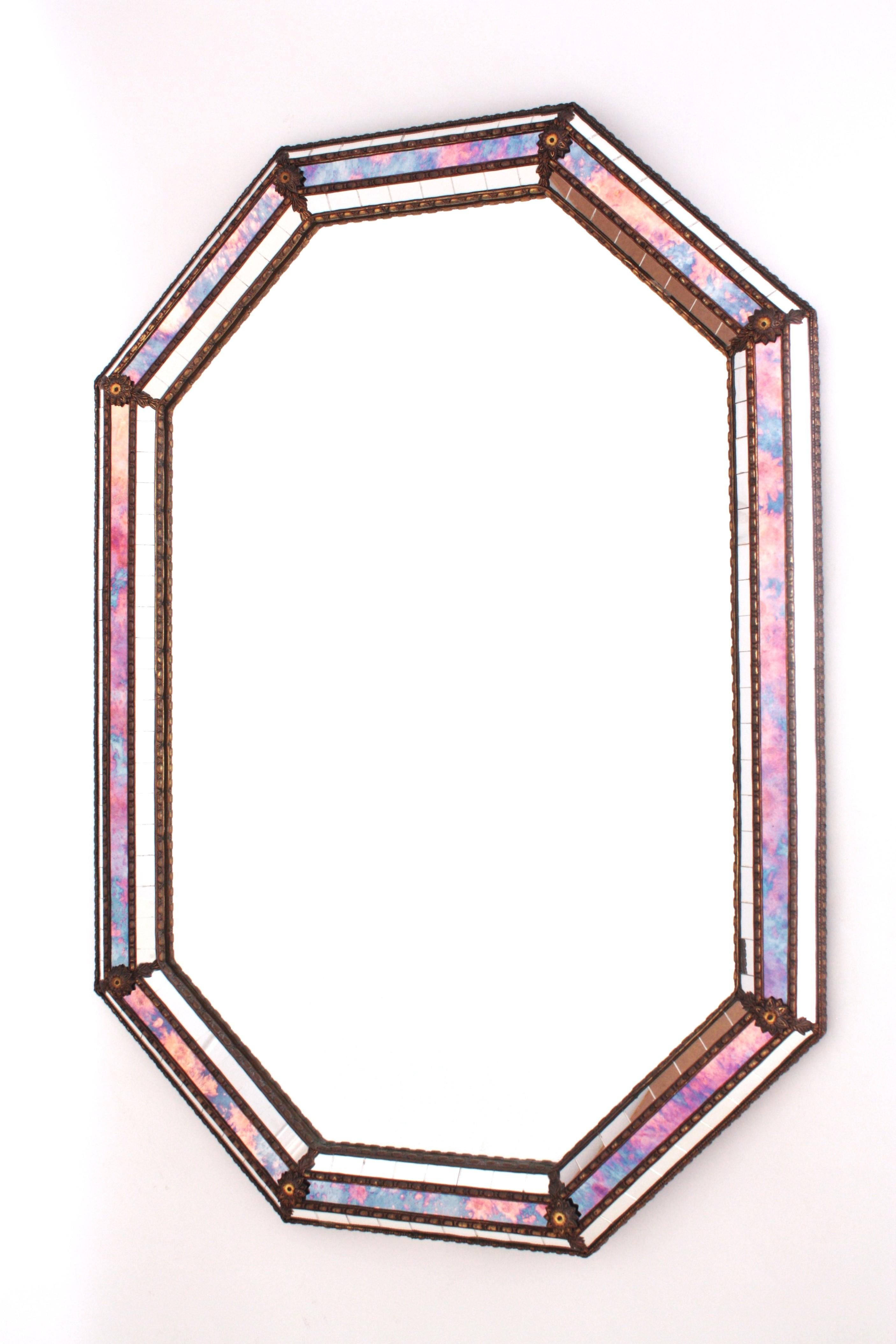 Miroir moderne vénitien octogonal avec verre rose violet et détails en laiton Bon état - En vente à Barcelona, ES