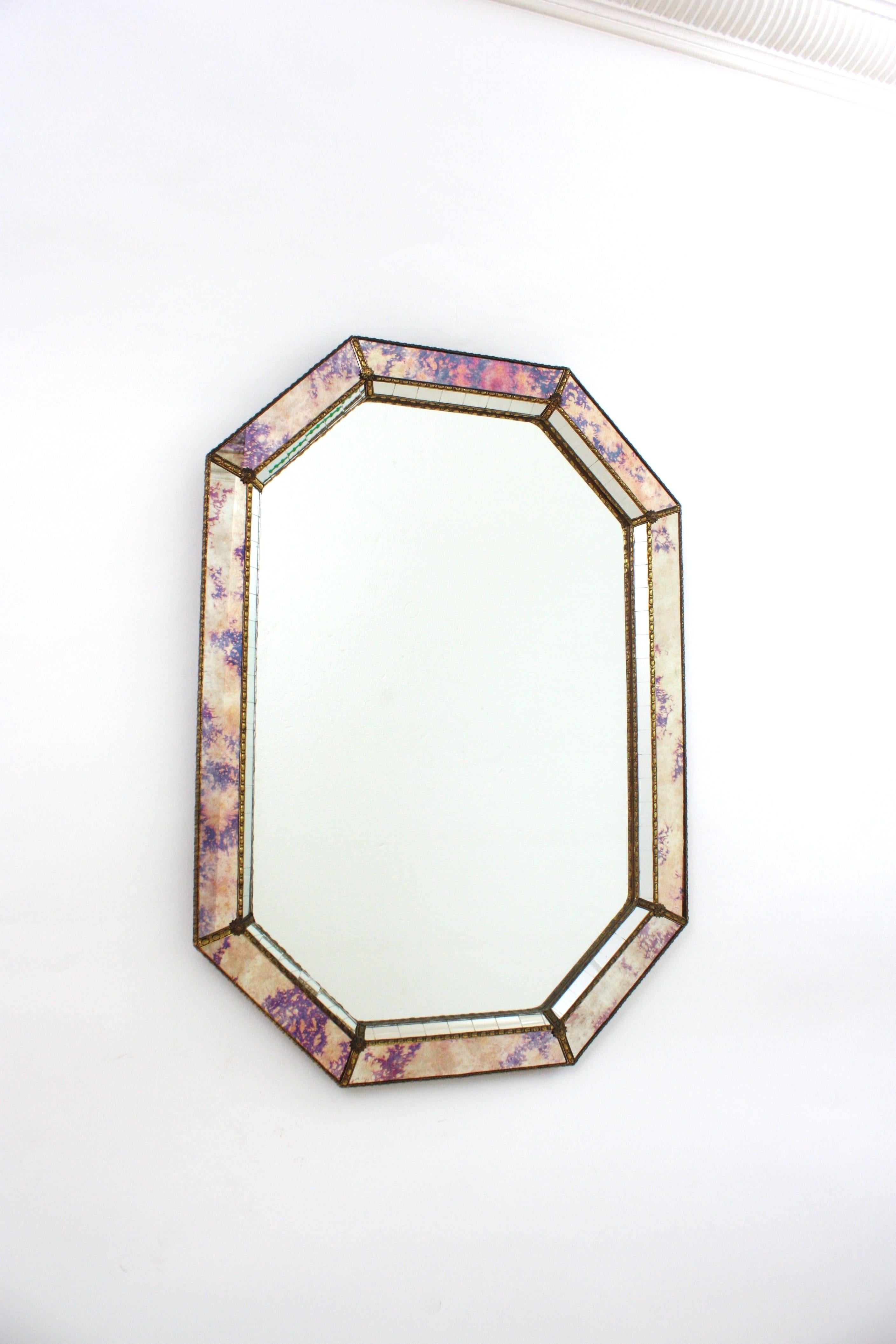 Miroir moderne vénitien octogonal avec verre rose violet et détails en laiton Excellent état à Barcelona, ES