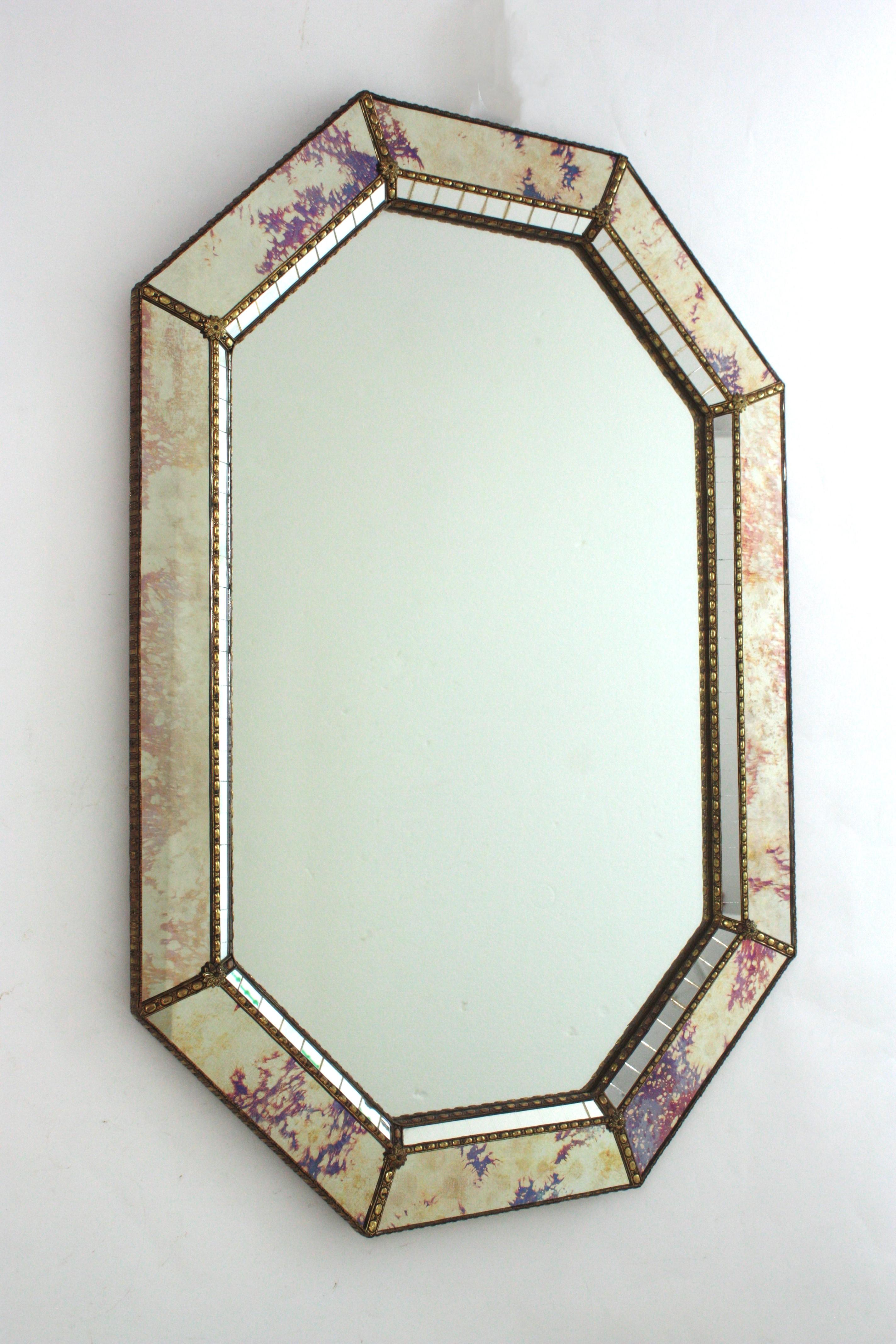 Miroir moderne vénitien octogonal avec verre rose violet et détails en laiton Bon état - En vente à Barcelona, ES