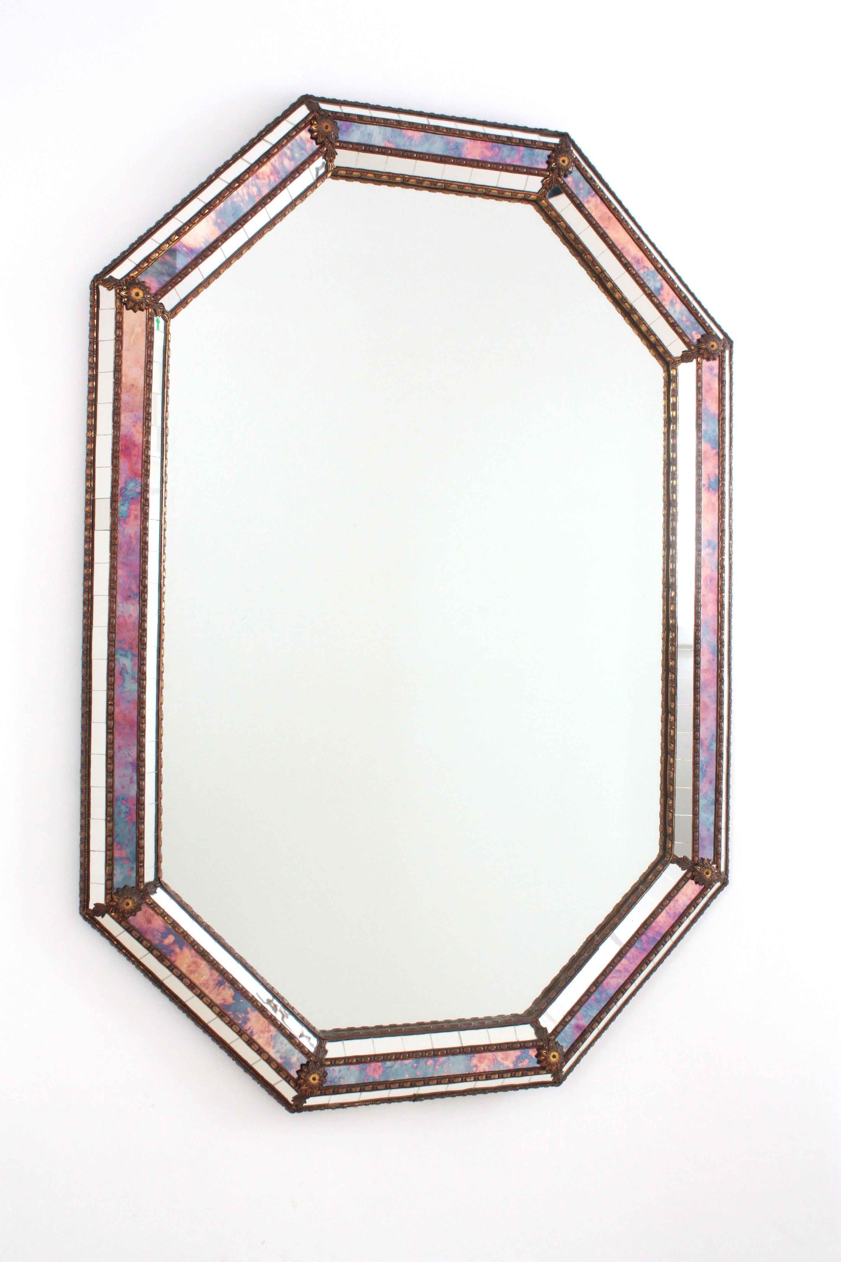 20ième siècle Miroir moderne vénitien octogonal avec verre rose violet et détails en laiton en vente