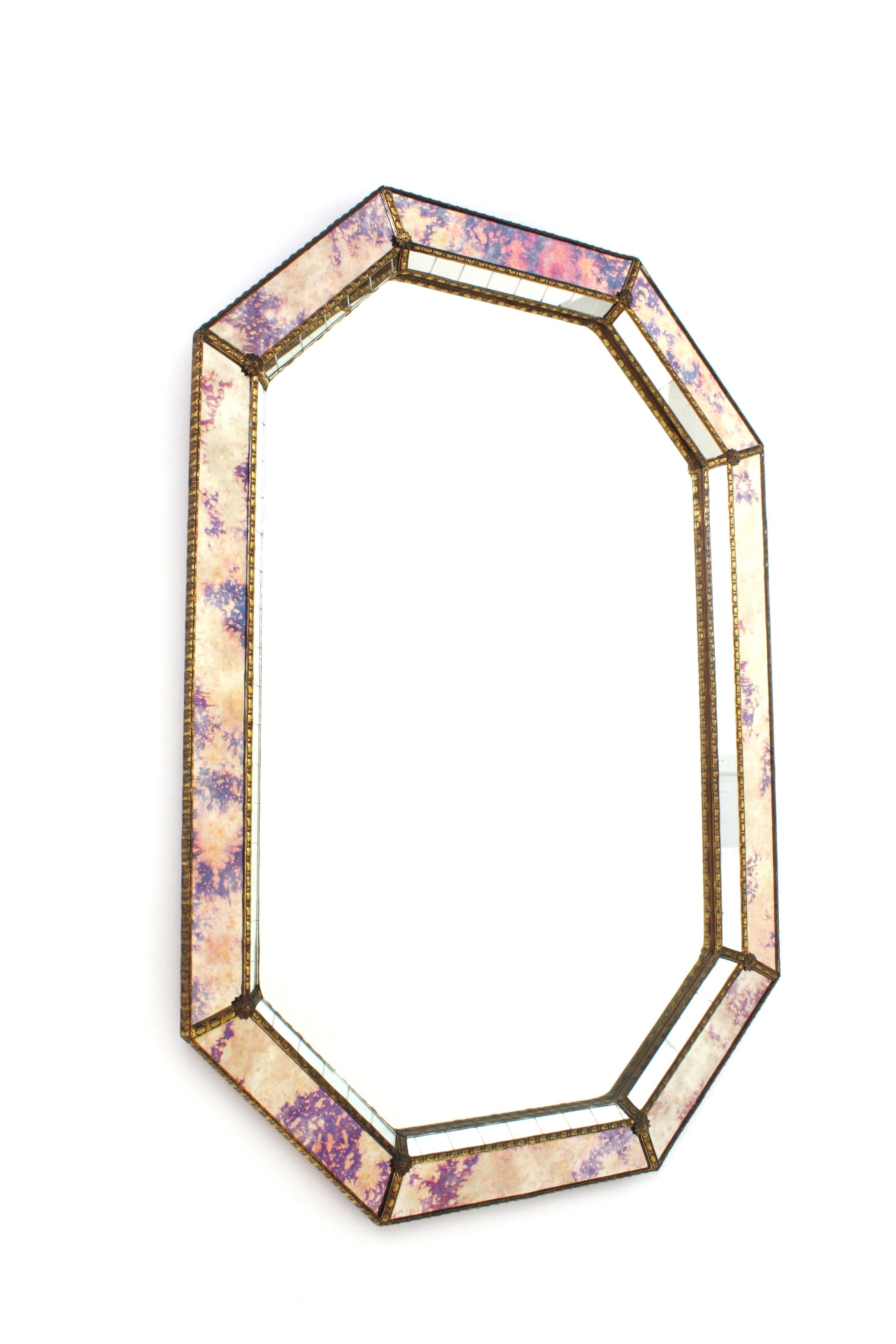 20ième siècle Miroir moderne vénitien octogonal avec verre rose violet et détails en laiton