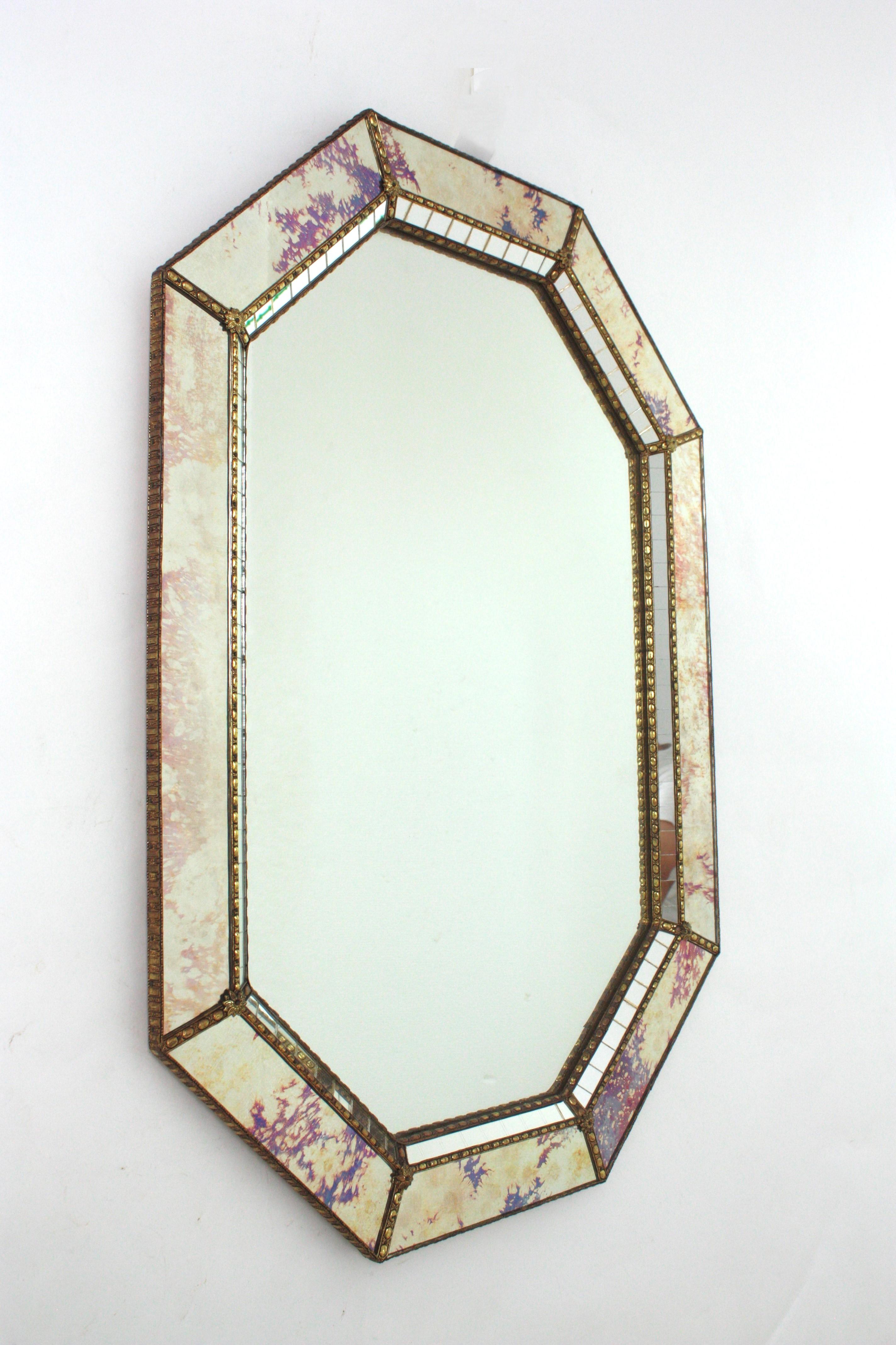 20ième siècle Miroir moderne vénitien octogonal avec verre rose violet et détails en laiton en vente