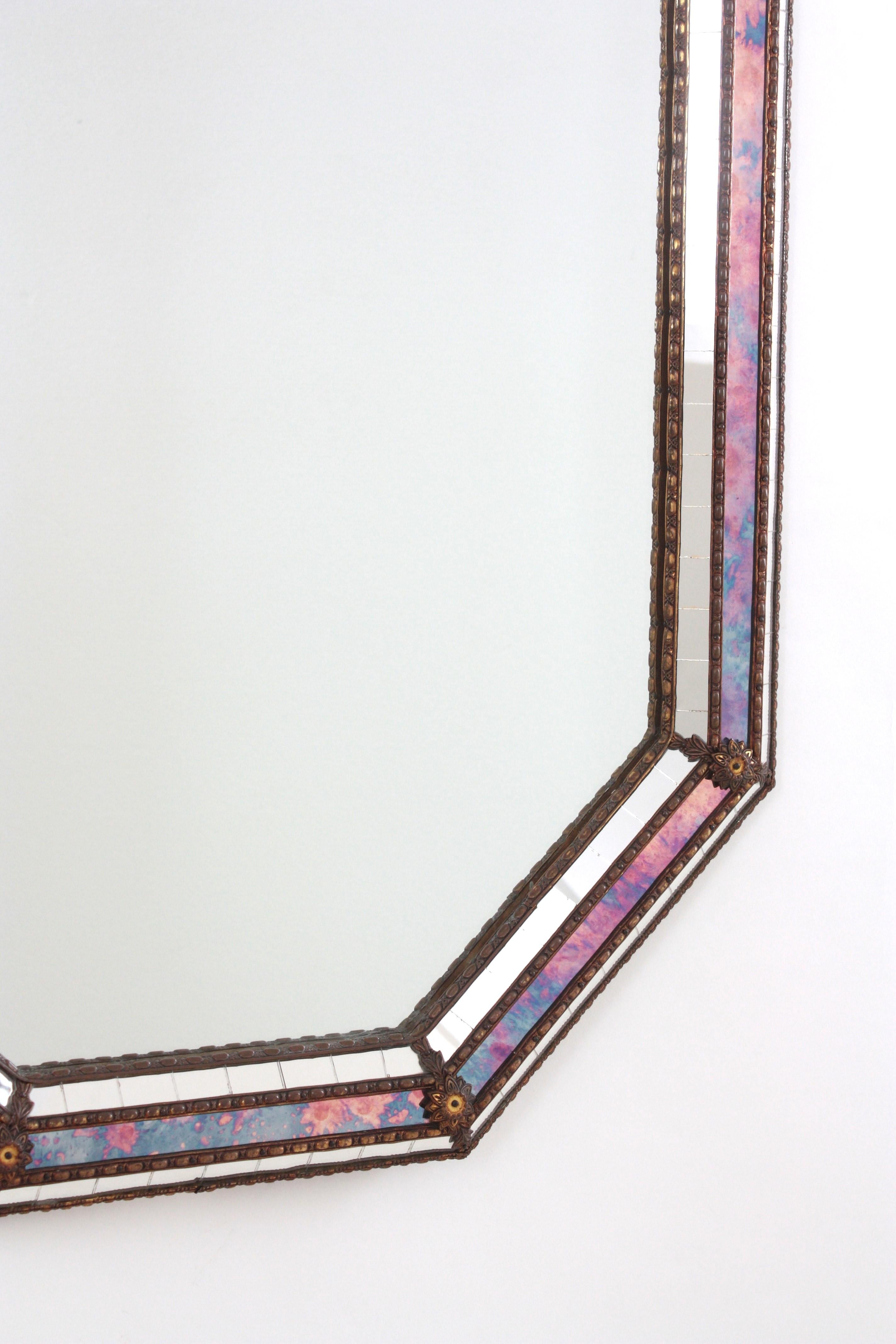 Laiton Miroir moderne vénitien octogonal avec verre rose violet et détails en laiton en vente