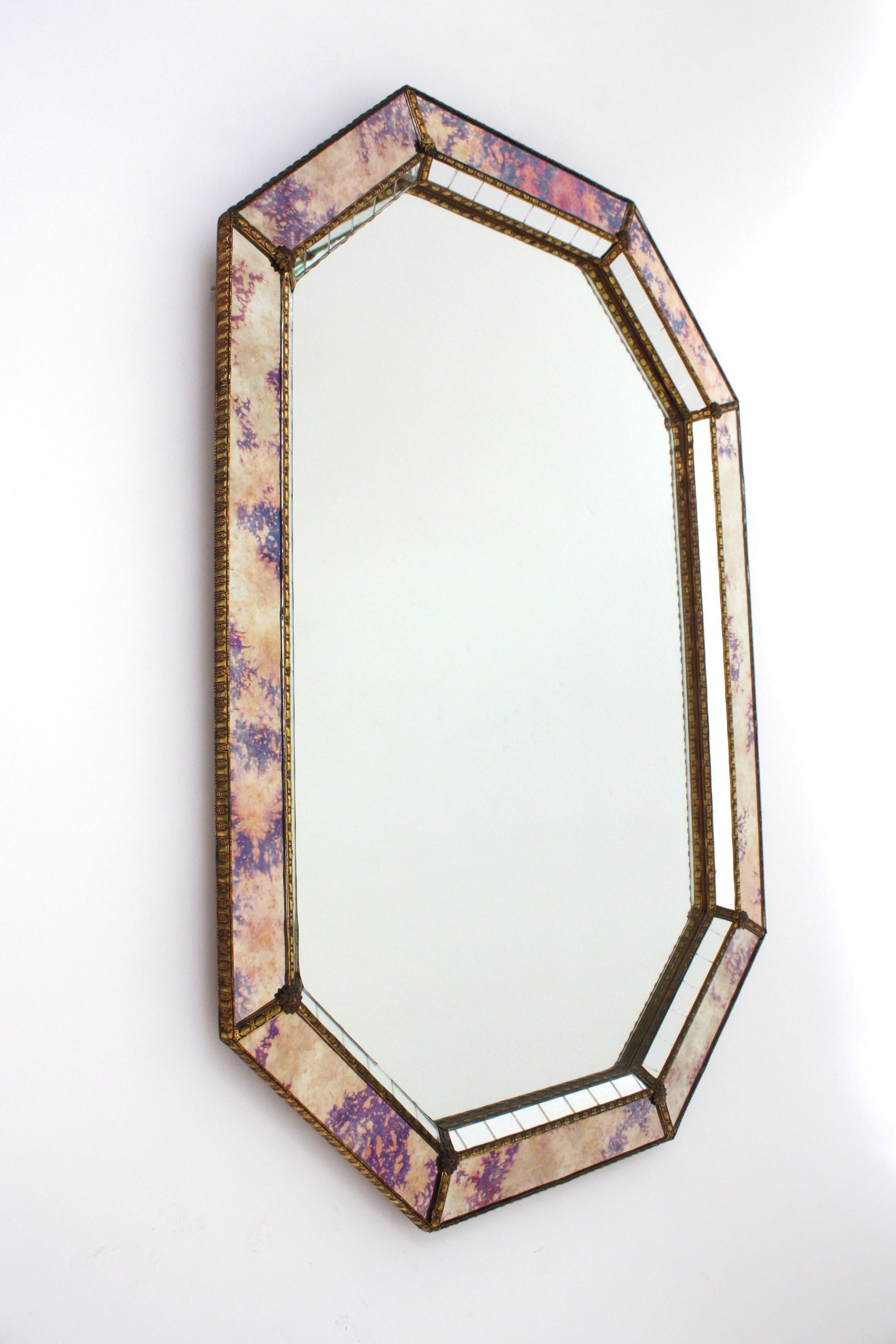 Métal Miroir moderne vénitien octogonal avec verre rose violet et détails en laiton