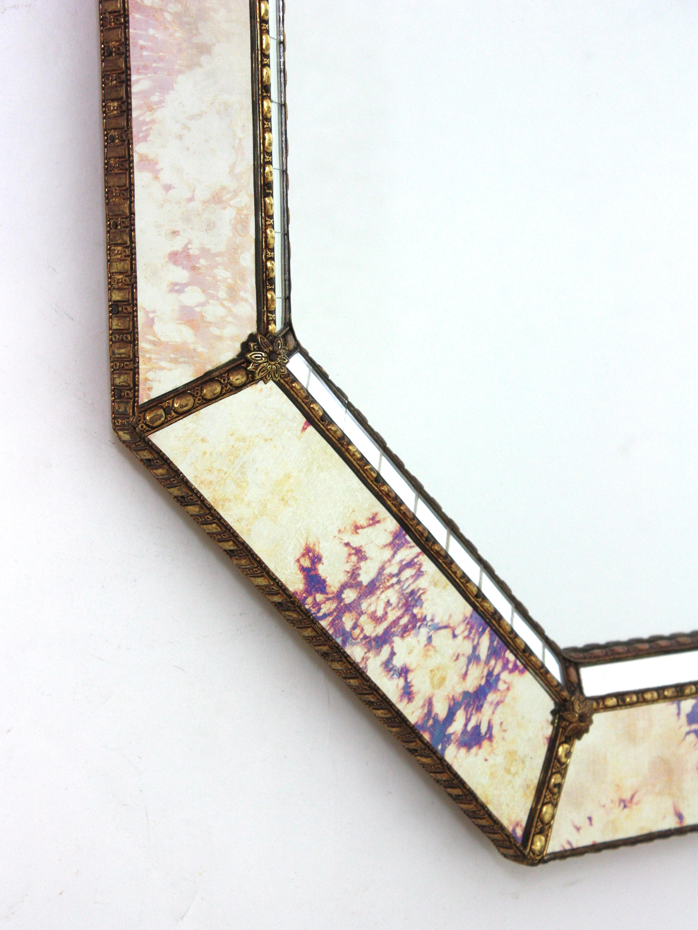 Métal Miroir moderne vénitien octogonal avec verre rose violet et détails en laiton en vente