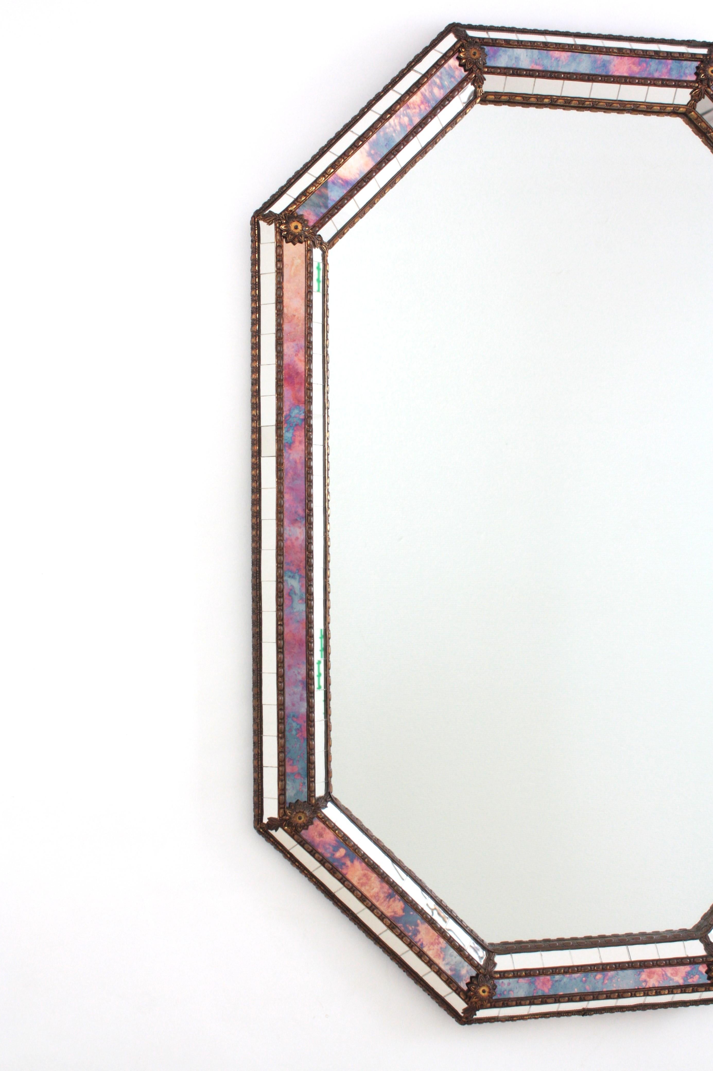 Miroir moderne vénitien octogonal avec verre rose violet et détails en laiton en vente 1