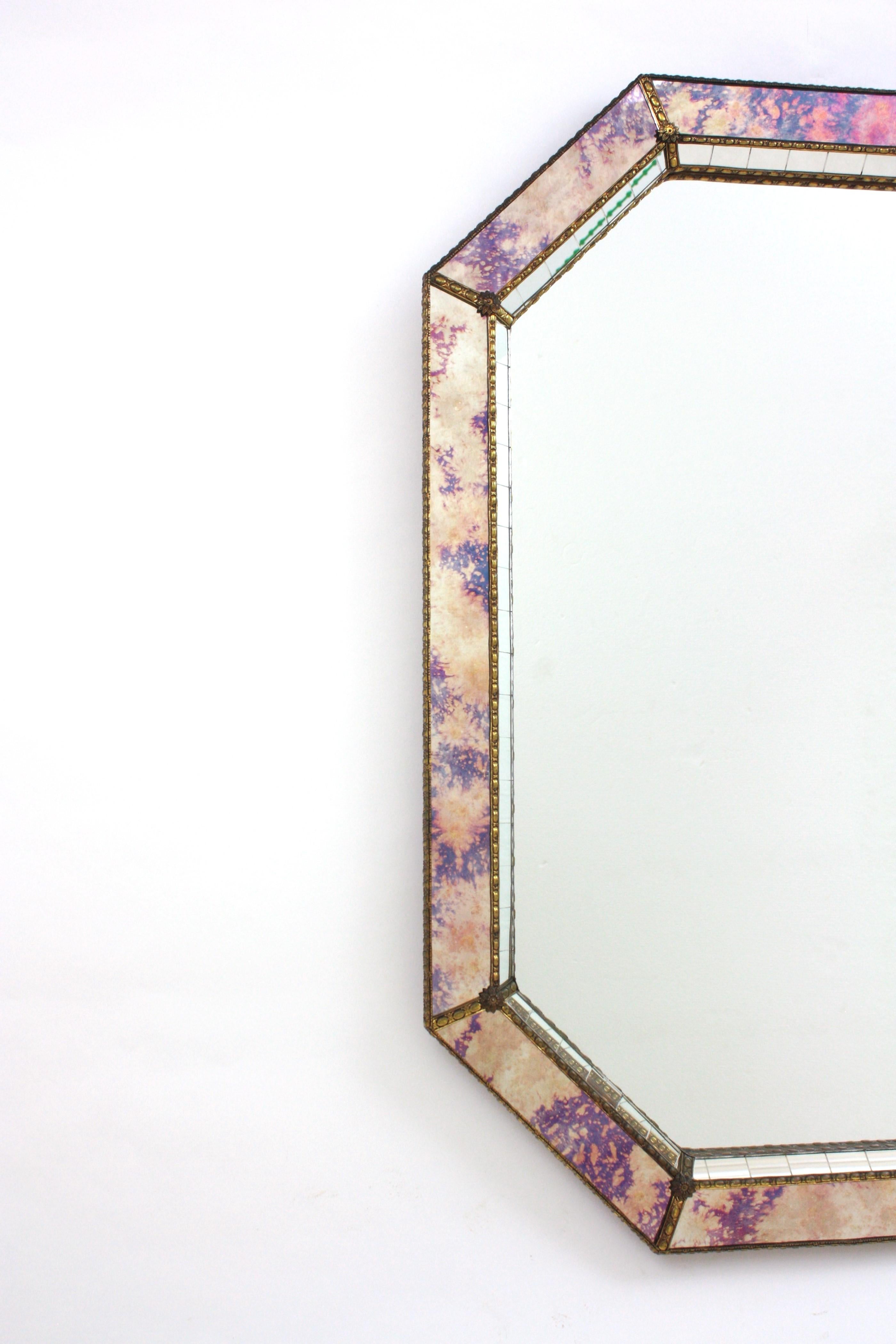 Miroir moderne vénitien octogonal avec verre rose violet et détails en laiton 1