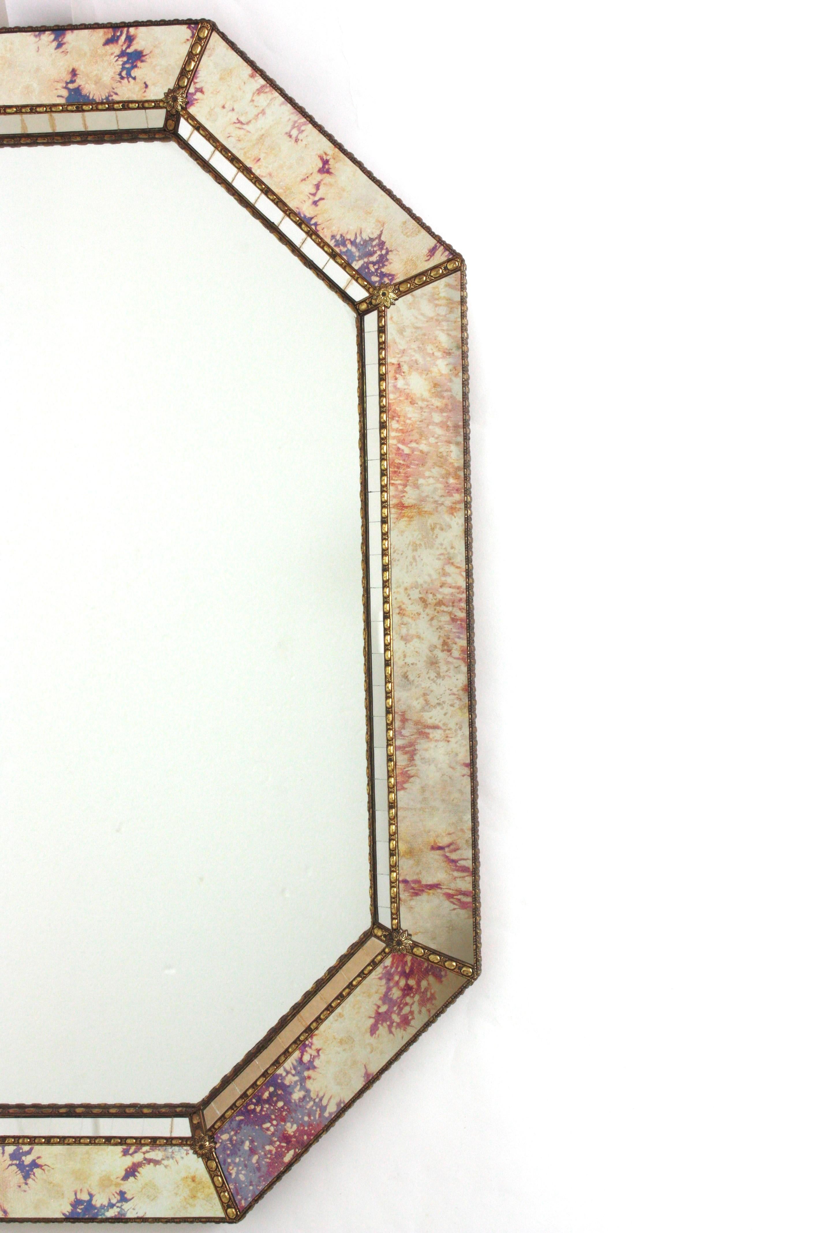 Miroir moderne vénitien octogonal avec verre rose violet et détails en laiton en vente 1