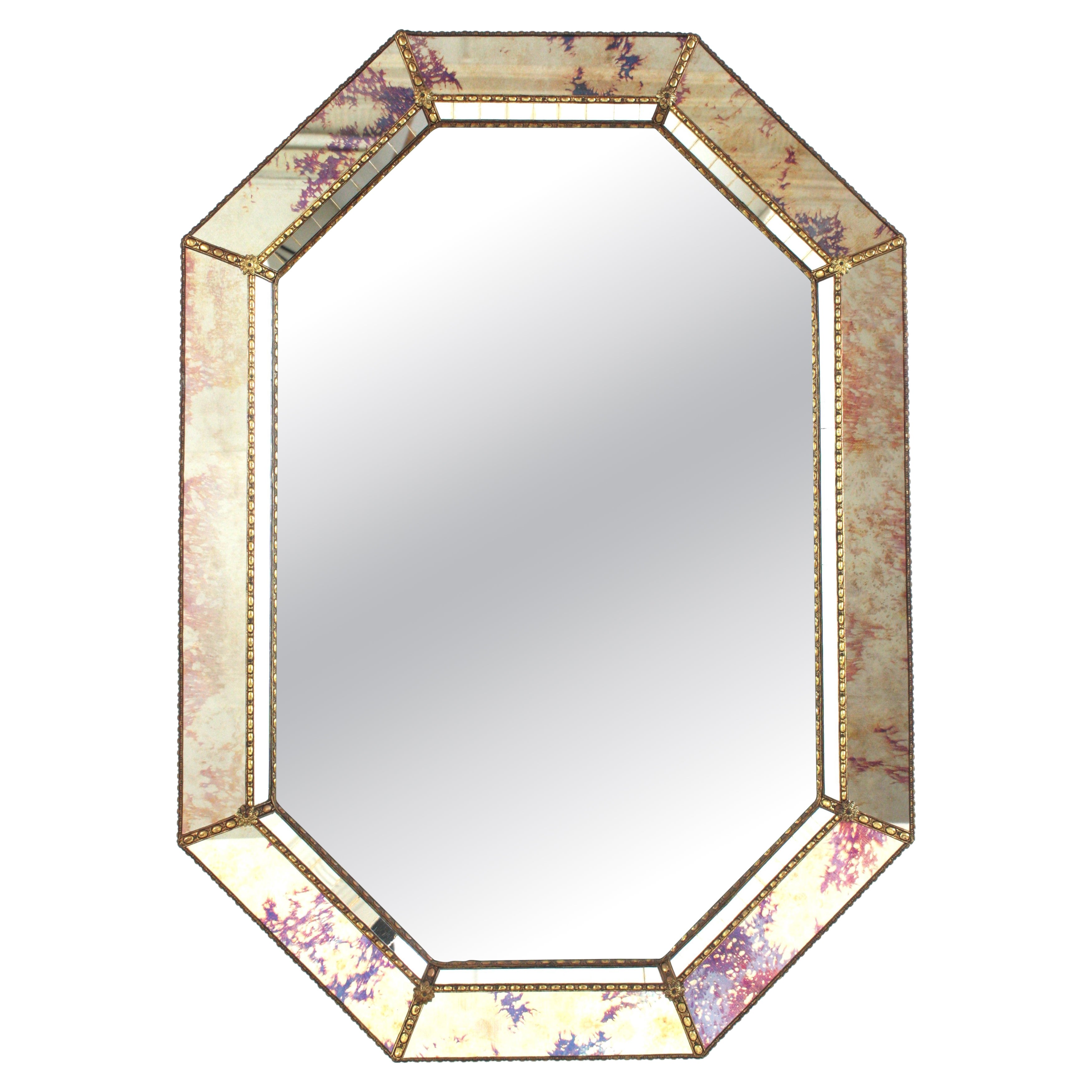 Miroir moderne vénitien octogonal avec verre rose violet et détails en laiton en vente