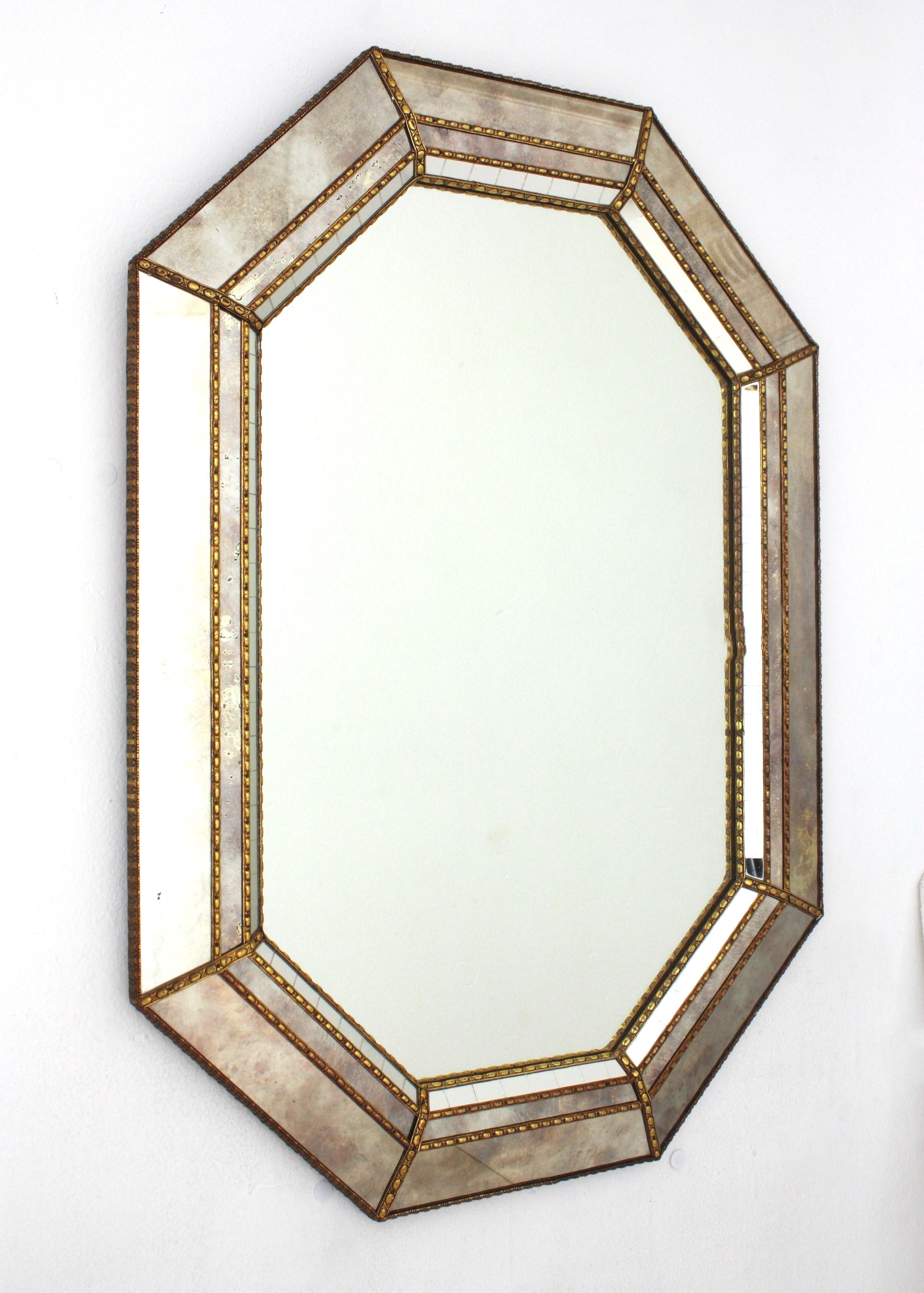 Hollywood Regency Miroir octogonal de style vénitien, cadre en verre gris doré et détails en laiton