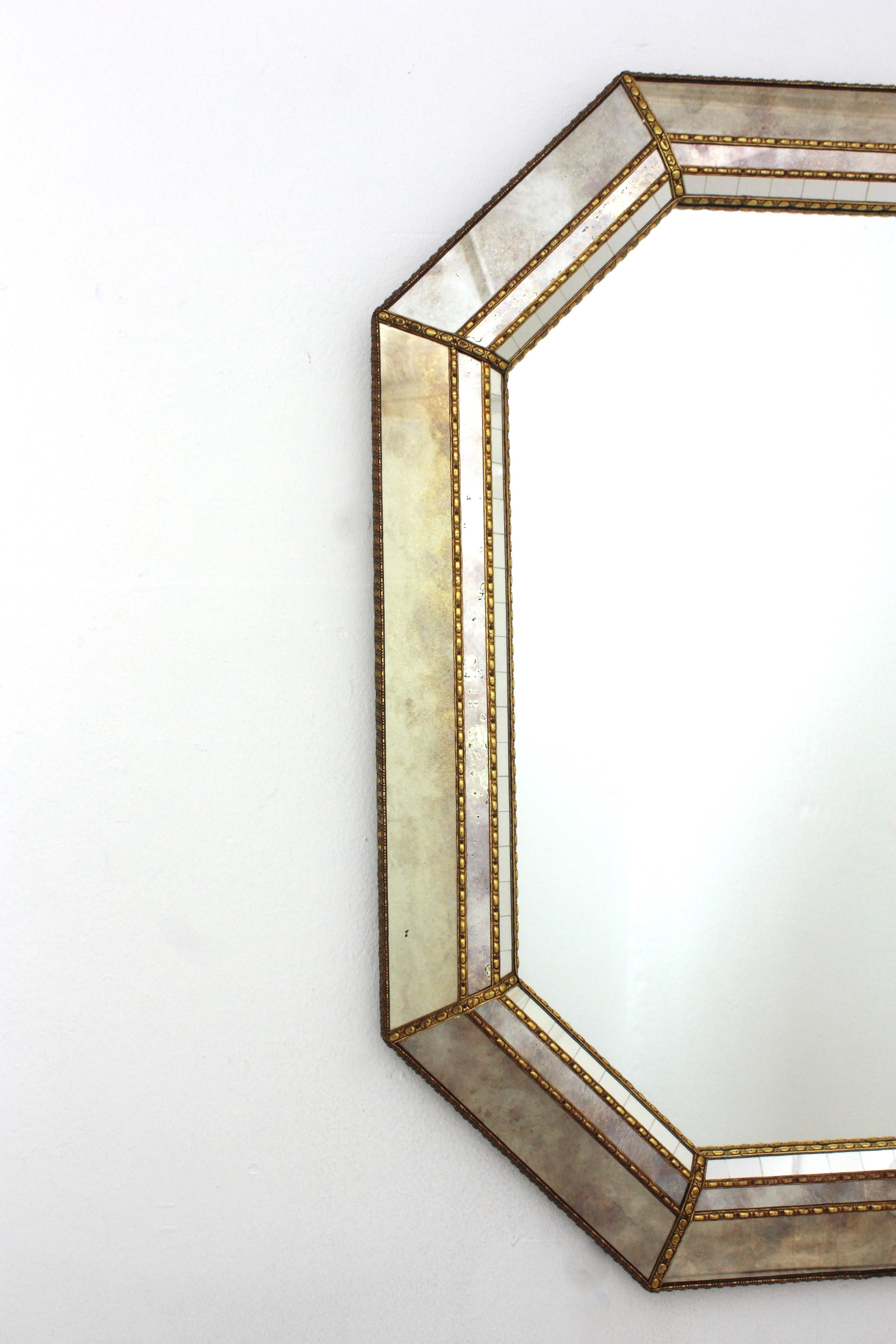 Miroir octogonal de style vénitien, cadre en verre gris doré et détails en laiton Bon état - En vente à Barcelona, ES