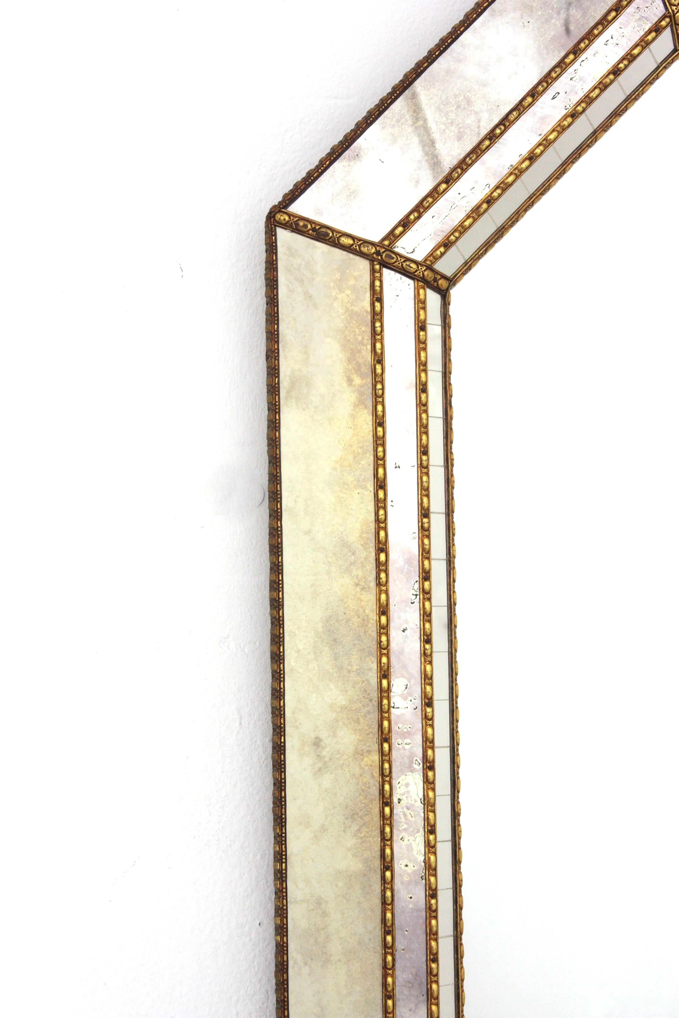 20ième siècle Miroir octogonal de style vénitien, cadre en verre gris doré et détails en laiton en vente