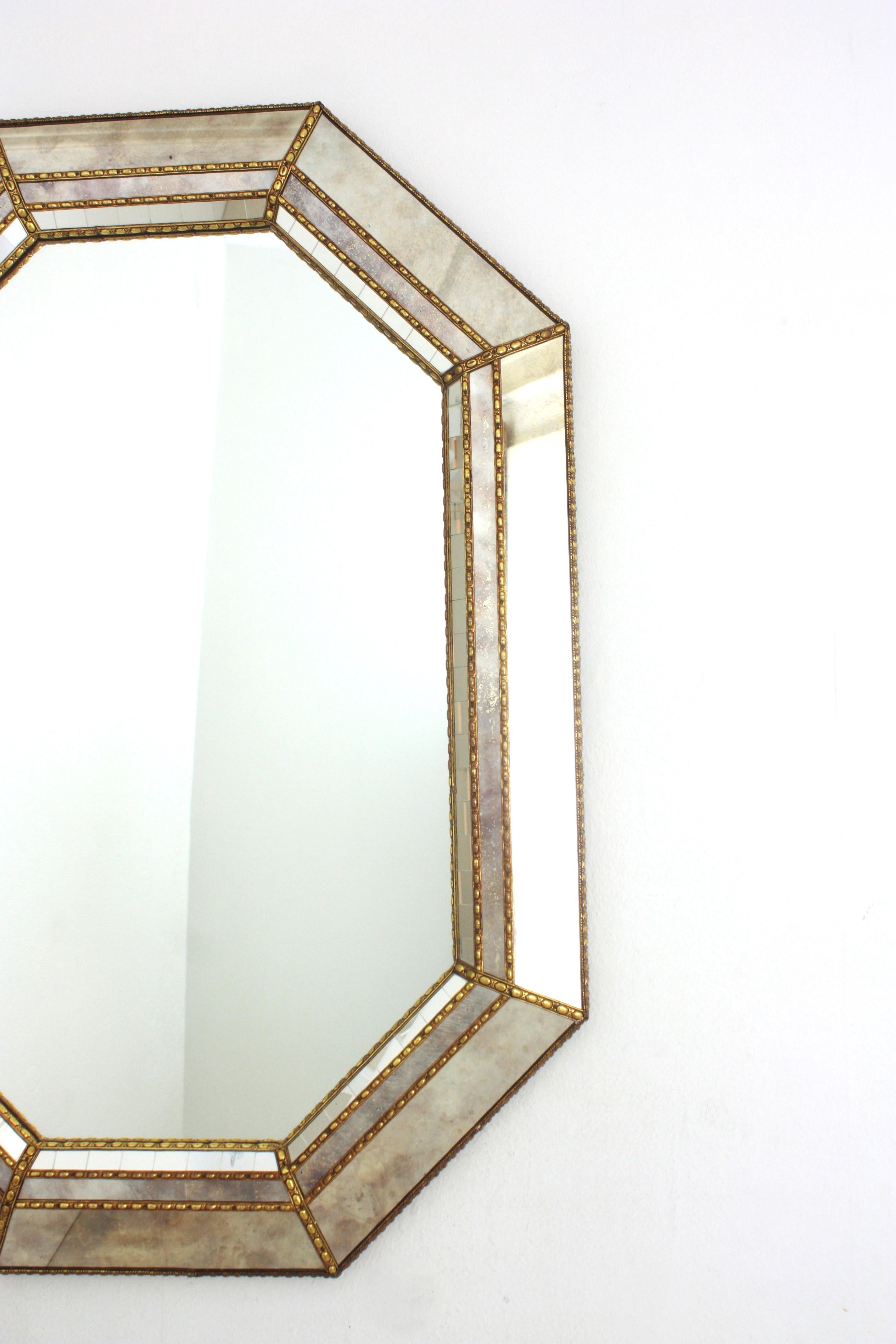 Miroir octogonal de style vénitien, cadre en verre gris doré et détails en laiton en vente 1