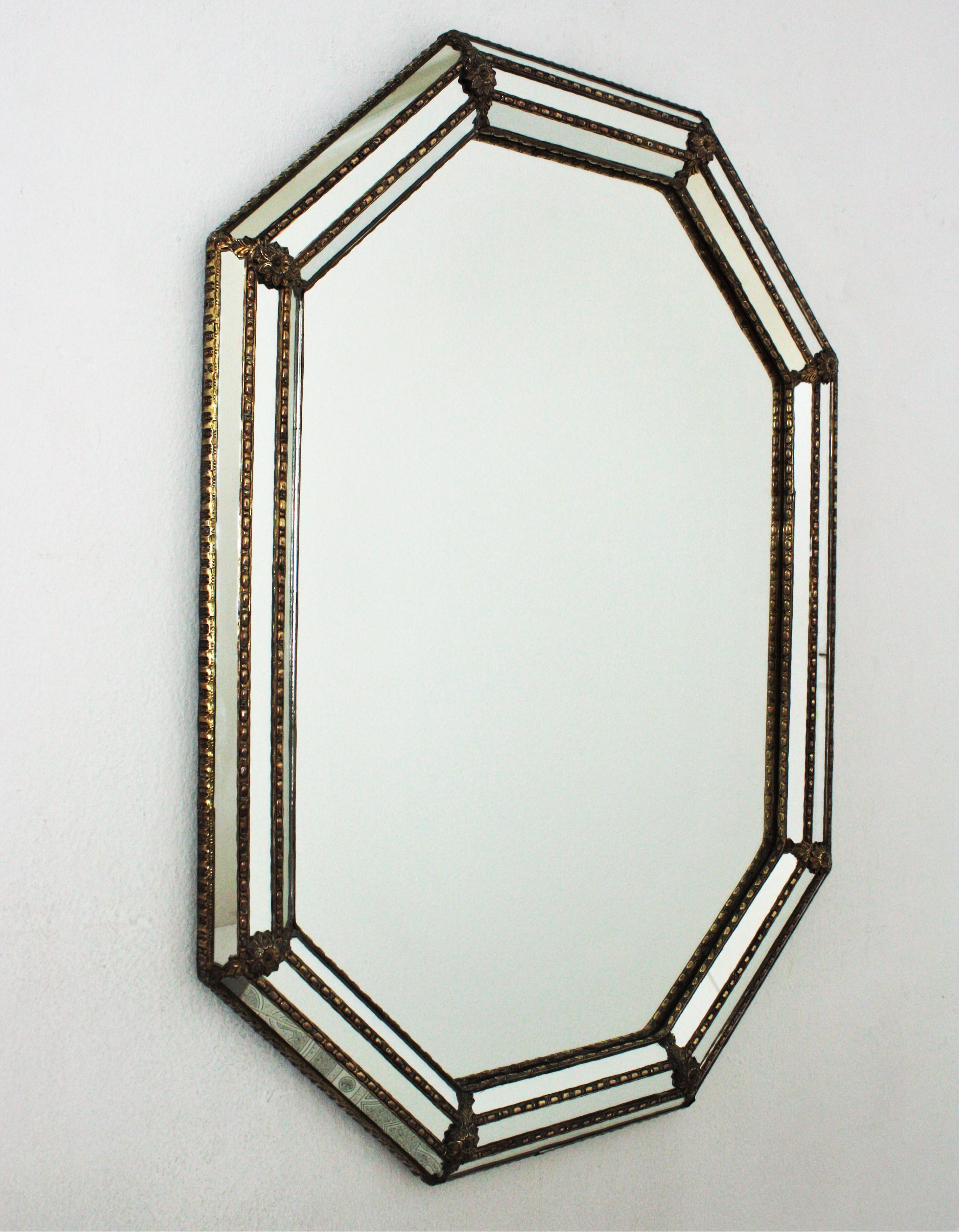 Octagonal Venetian Style Mirror with Brass Details In Good Condition In Barcelona, ES