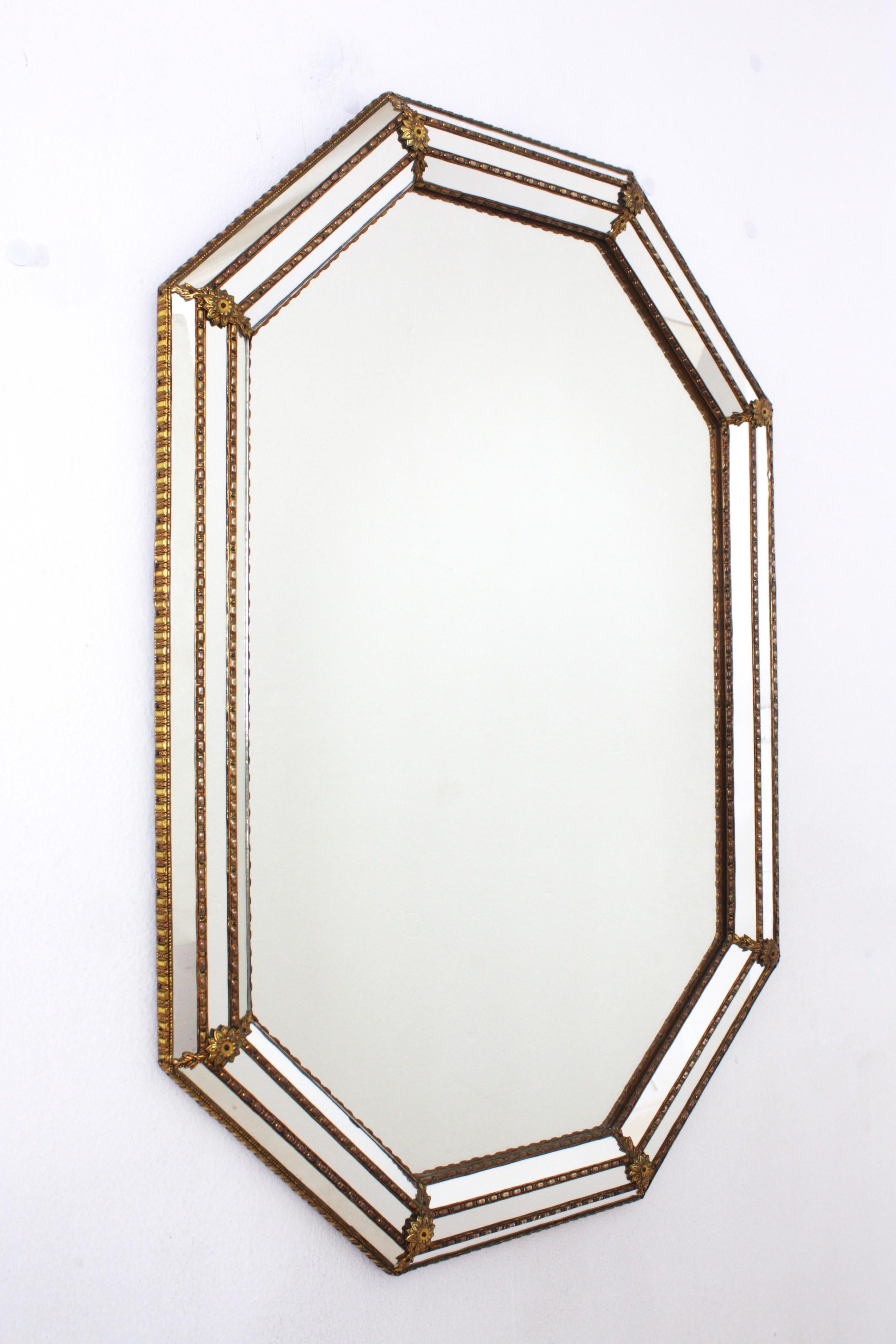 Octagonal Venetian Style Mirror with Brass Details In Good Condition For Sale In Barcelona, ES