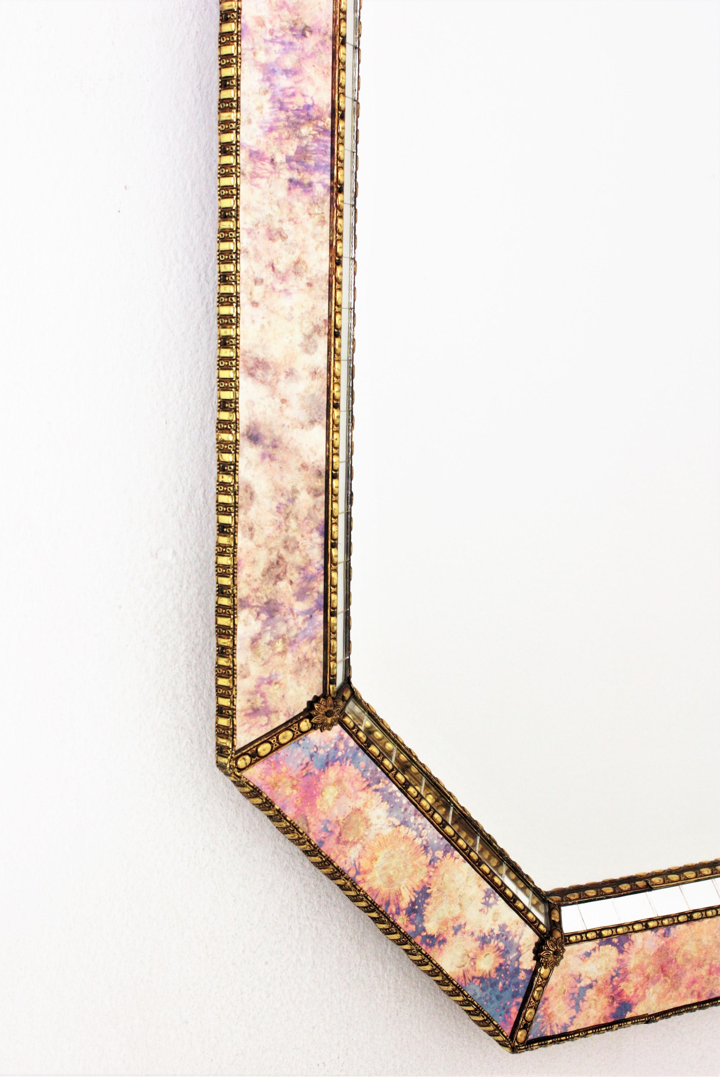 Achteckiger Spiegel im venezianischen Stil mit irisierendem rosa-violettem Glas und Messingdetails (Spanisch) im Angebot