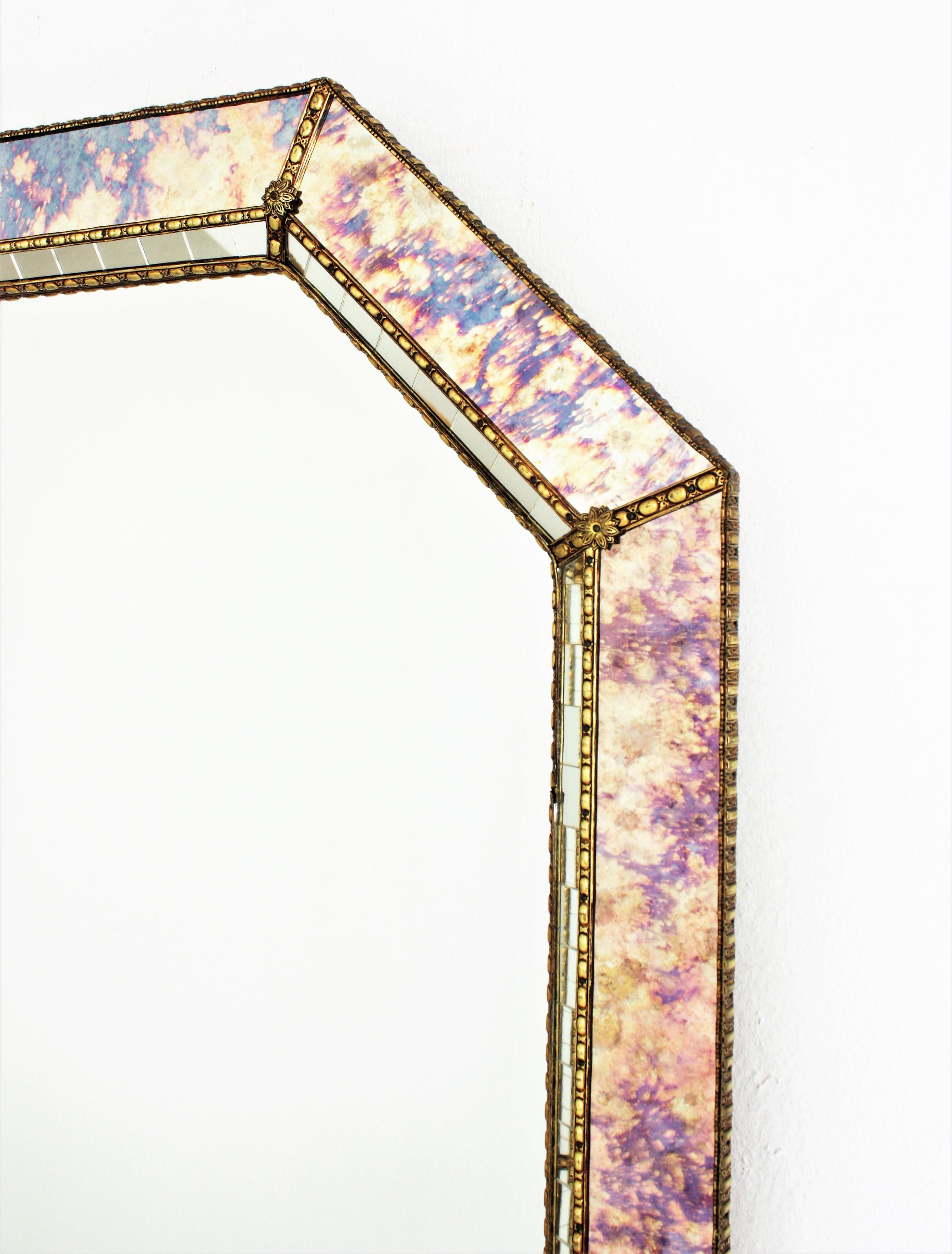 Miroir octogonal de style vénitien avec verre rose violet irisé et détails en laiton en vente 1