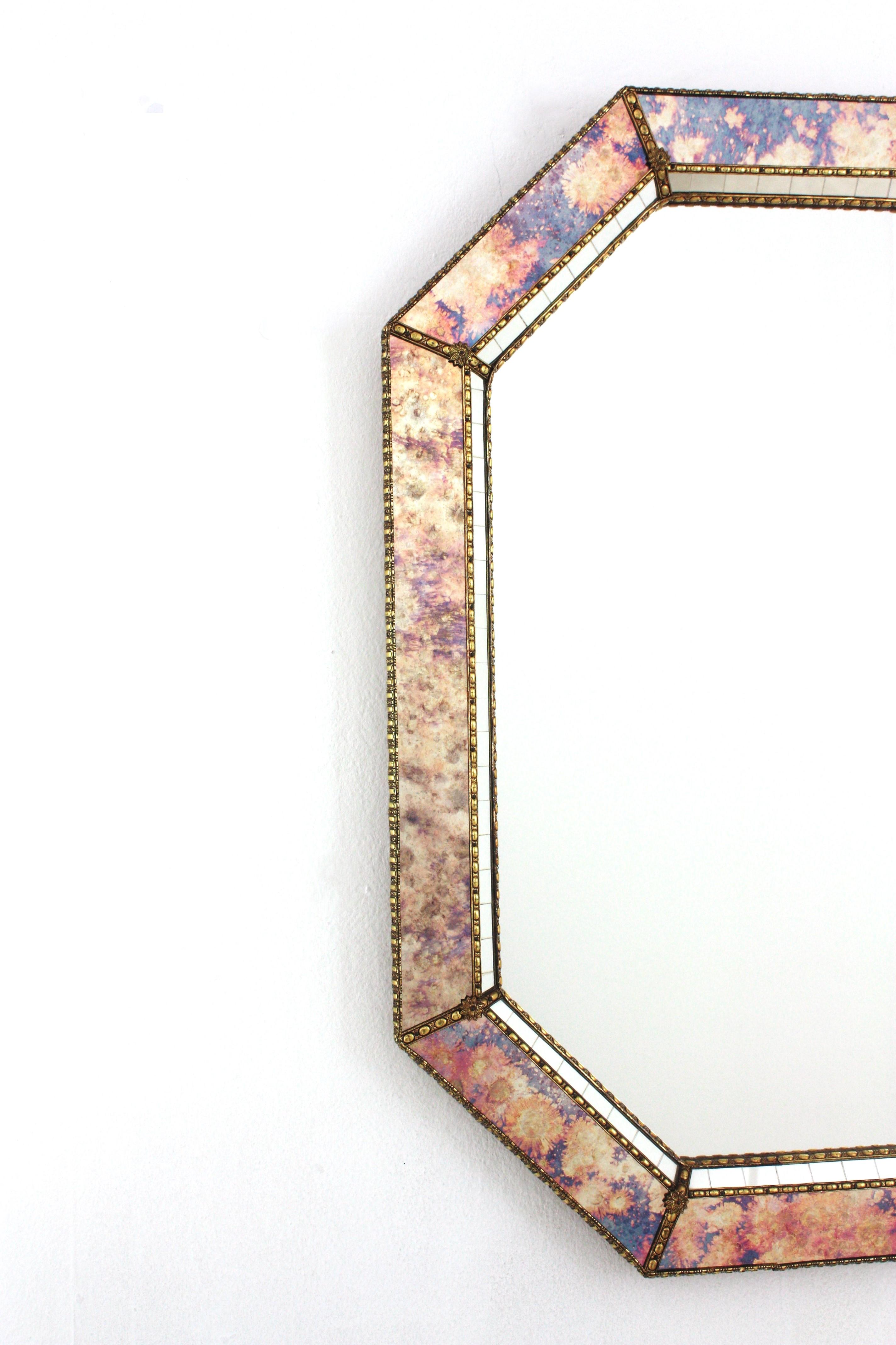 Paire de miroirs octogonaux de style vénitien avec détails en verre rose violet et laiton en vente 4