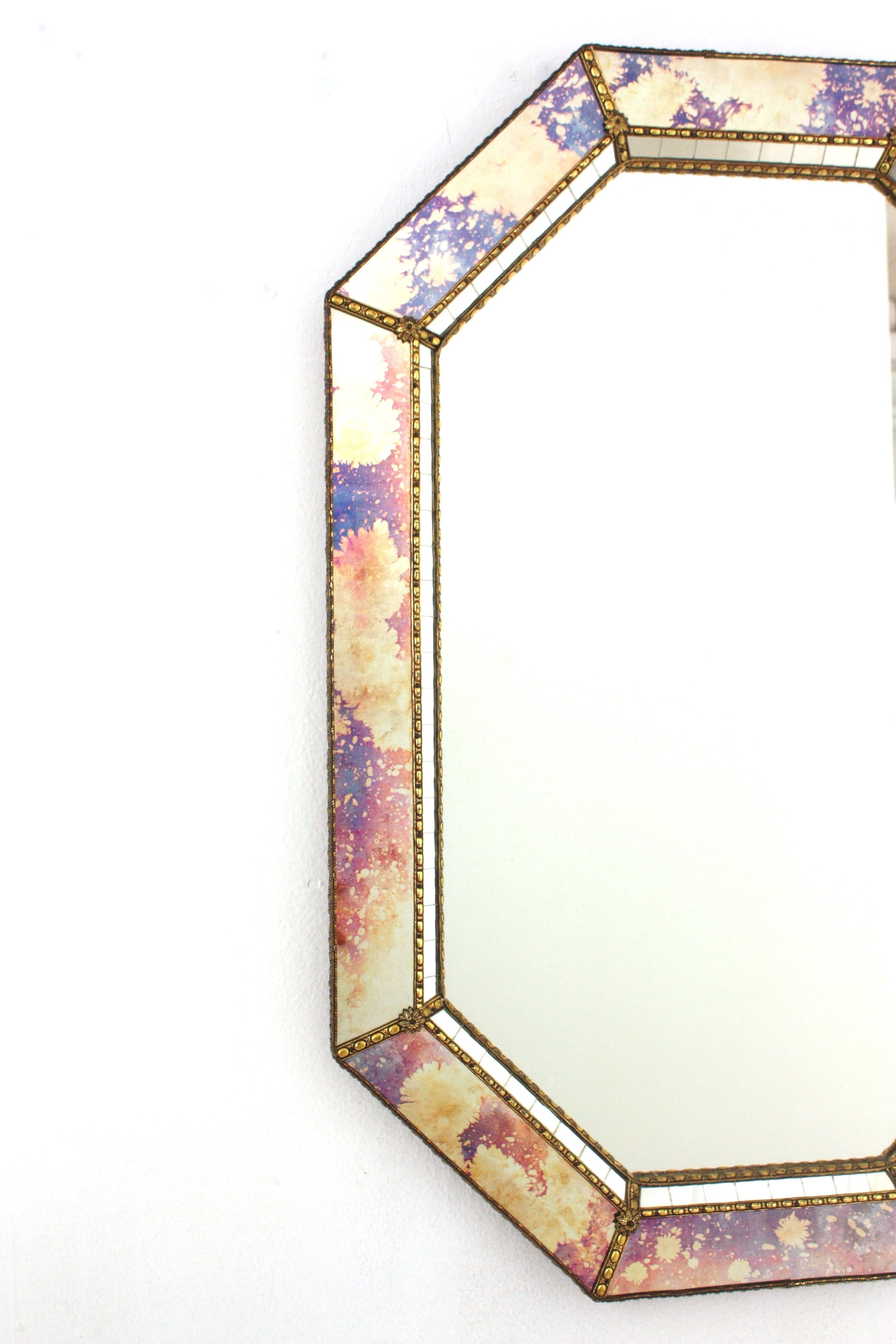 20ième siècle Paire de miroirs octogonaux de style vénitien avec détails en verre rose violet et laiton en vente