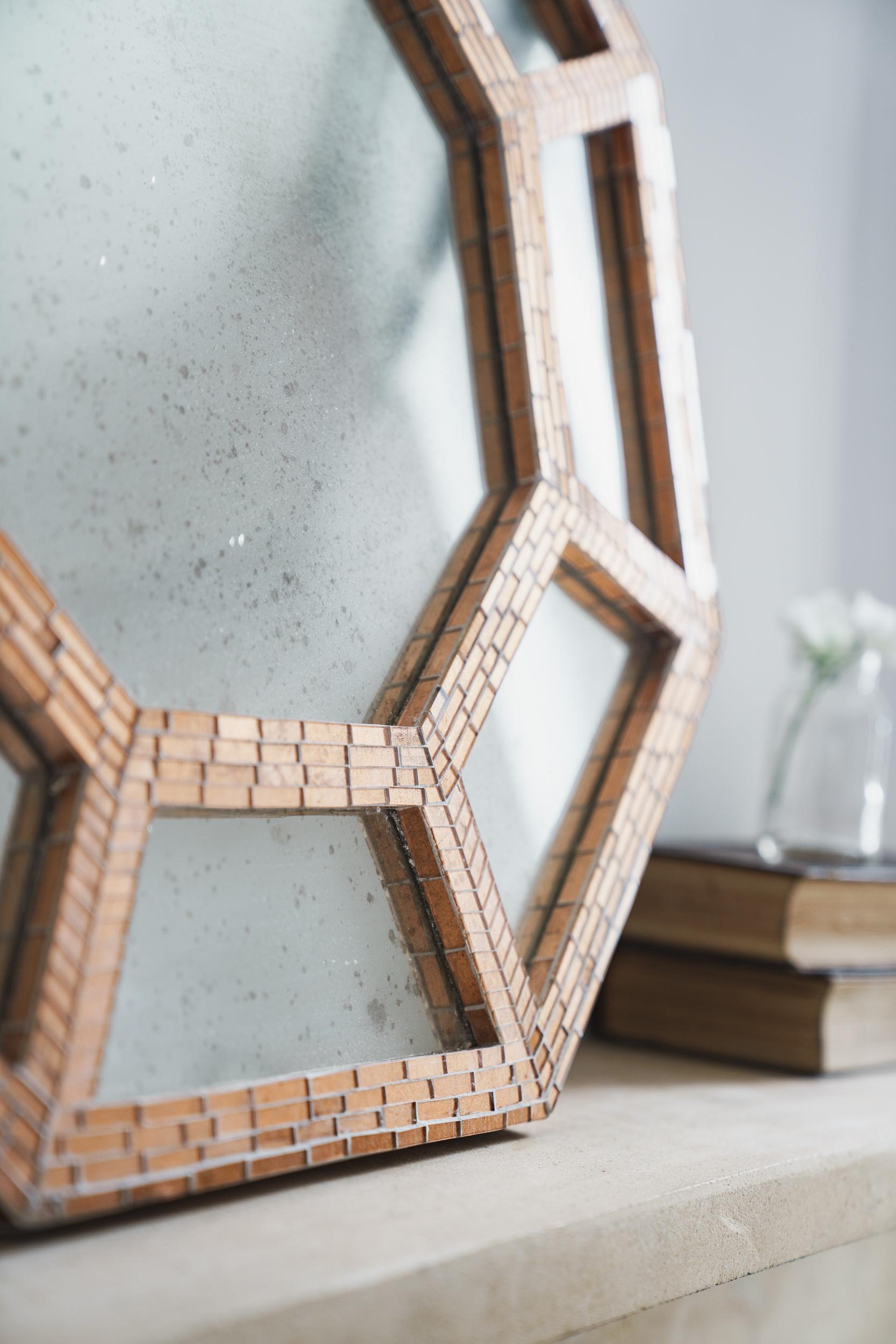 Achteckiger Ventana Mosaikspiegel, handgefertigt in Großbritannien von Claire Nayman Mosaics. Dieser zeitgenössische klassische Randspiegel aus handvergoldetem Glas mit Kupferblatt. Jedes winzige Mosaiksteinchen wird mit beispielhafter Liebe zum