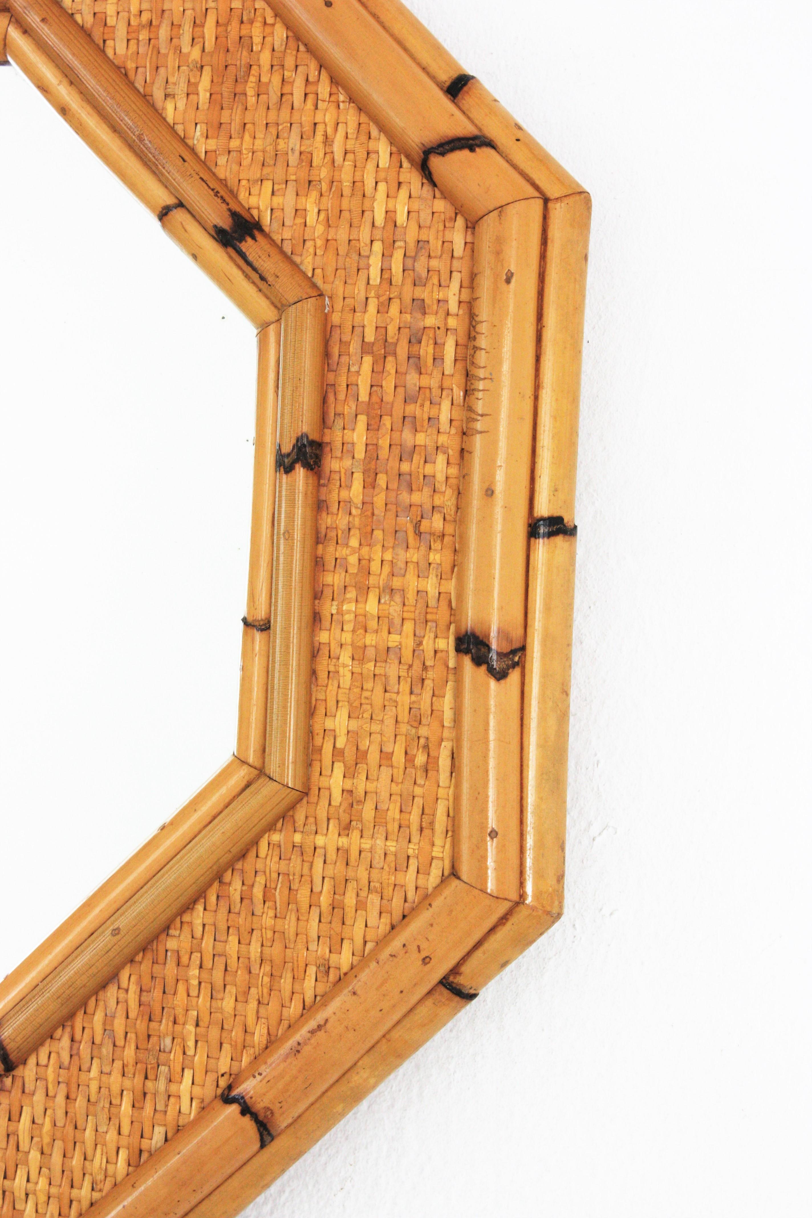 Achteckiger Wandspiegel aus Bambus und geflochtenem Rattan, 1970er Jahre (20. Jahrhundert) im Angebot