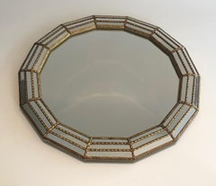 Specchio da parete ottagonale con ghirlande in ottone. Lavoro francese. Circa 1970
