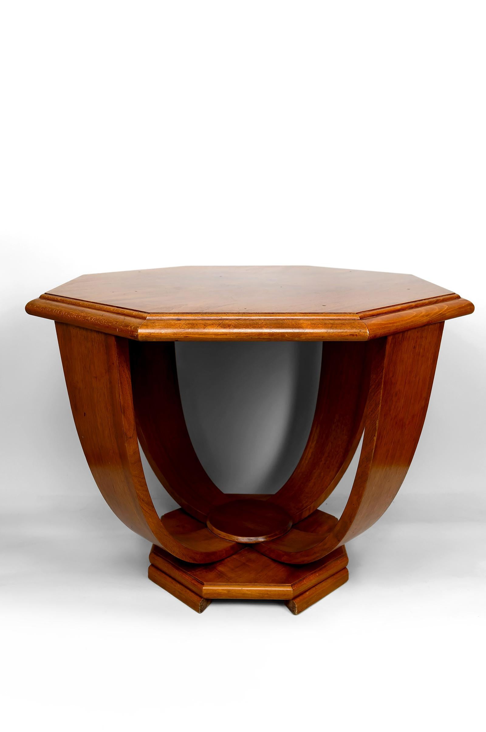 Tavolino ottagonale in noce / Gueridon - Art Deco modernista, Francia, CIRCA 1930

Un elegante tavolino ottagonale o guéridon, che poggia su una base a quattro gambe con linee graziosamente curve caratteristiche dello stile Art Déco