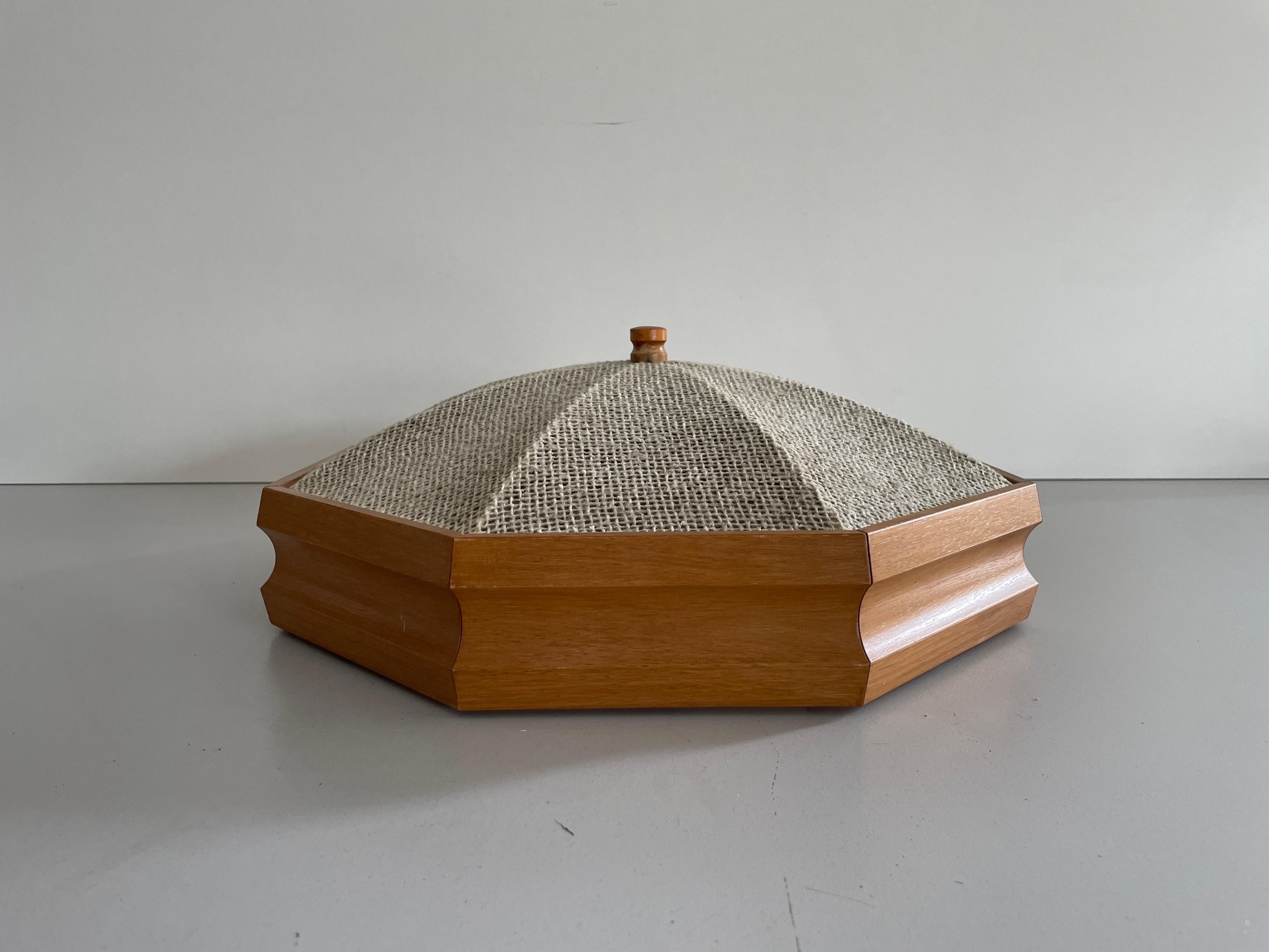 Lámpara octogonal de empotrar con cuerpo de madera y tela, años 60, Alemania

La pantalla está en muy buen estado vintage.

Esta lámpara funciona con 4 bombillas E27. 
Con cable y apto para su uso con 220 V y 110 V para todos los países.

Medidas: