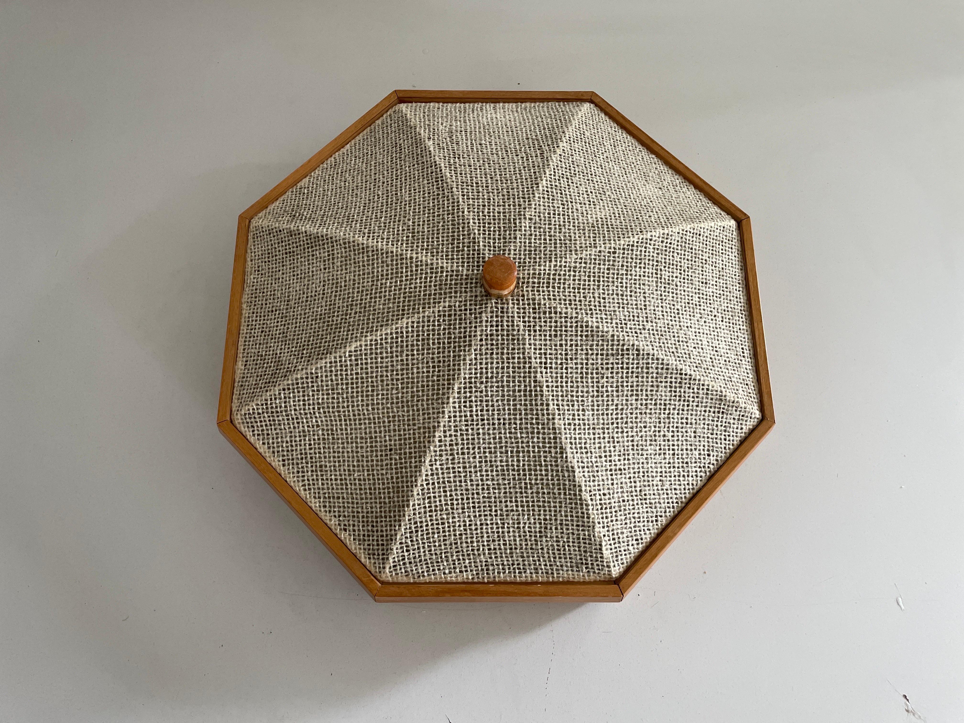 Lámpara octogonal de empotrar con cuerpo de madera y tela, años 60, Alemania en Excelente estado para la venta en Hagenbach, DE