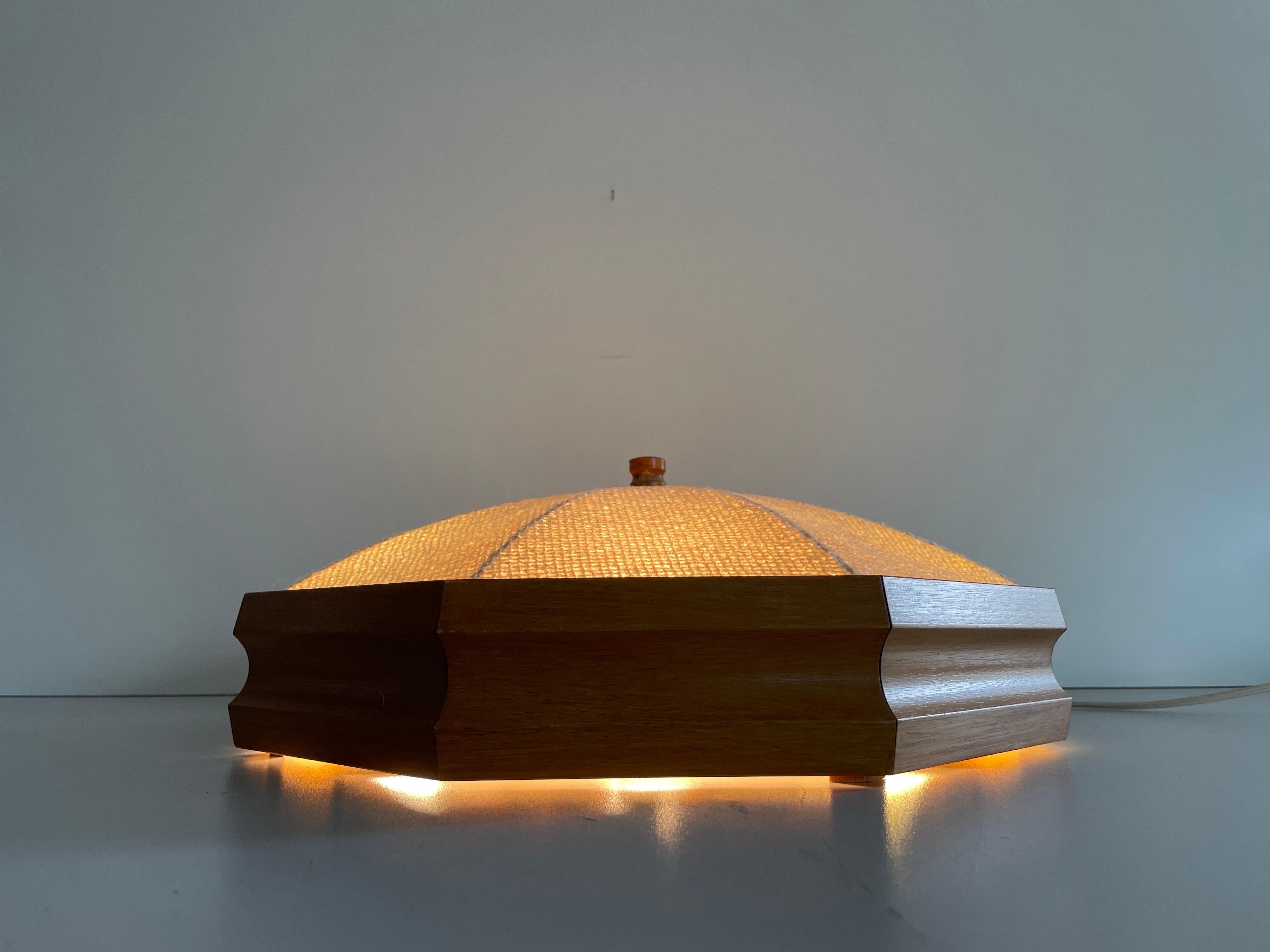 Lámpara octogonal de empotrar con cuerpo de madera y tela, años 60, Alemania en venta 1
