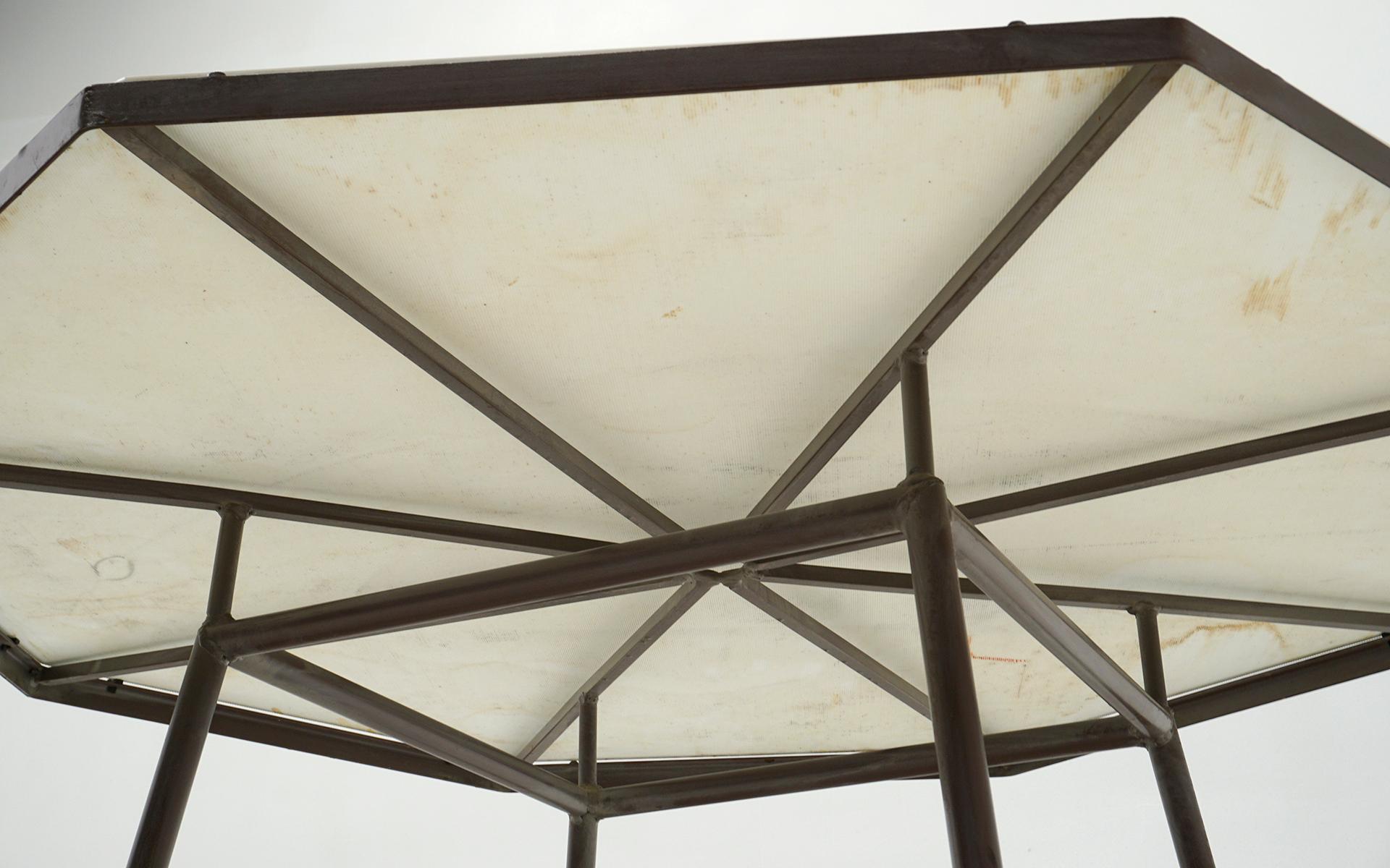 Américain Table de salle à manger octogonale Woodard en fer avec plateau en vitrolite/verre dépoli d'origine en vente