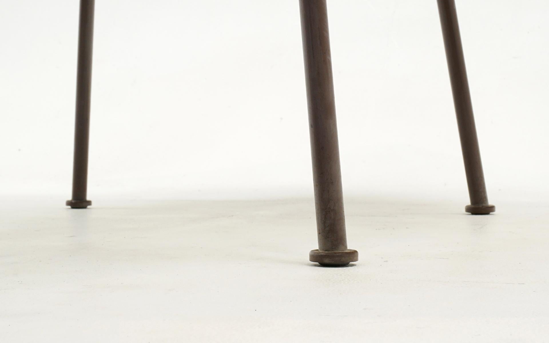 Émaillé Table de salle à manger octogonale Woodard en fer avec plateau en vitrolite/verre dépoli d'origine en vente
